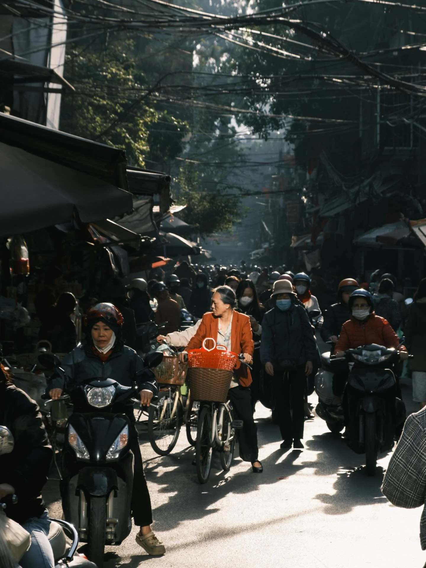 [HANOI] Hanoi stories
&bull;
&bull;
&bull;
#MyVietnam #streetstyle #vietnamstreets #life_is_street #myspc #friendsinstreets #streethunters #trs_members #streetsansfrontieres #spicollective #infinity_street #magnumphotos #yourshotphotographer #reporta