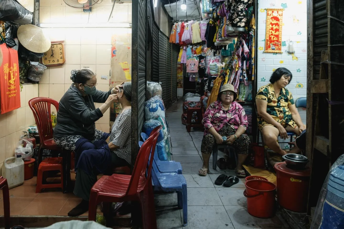 [SAIGON] Inside out
&bull;
&bull;
&bull;
#hochiminhcity #fujifilmxt5 #vietnamstreets #worldstreetfeature saigonphototours