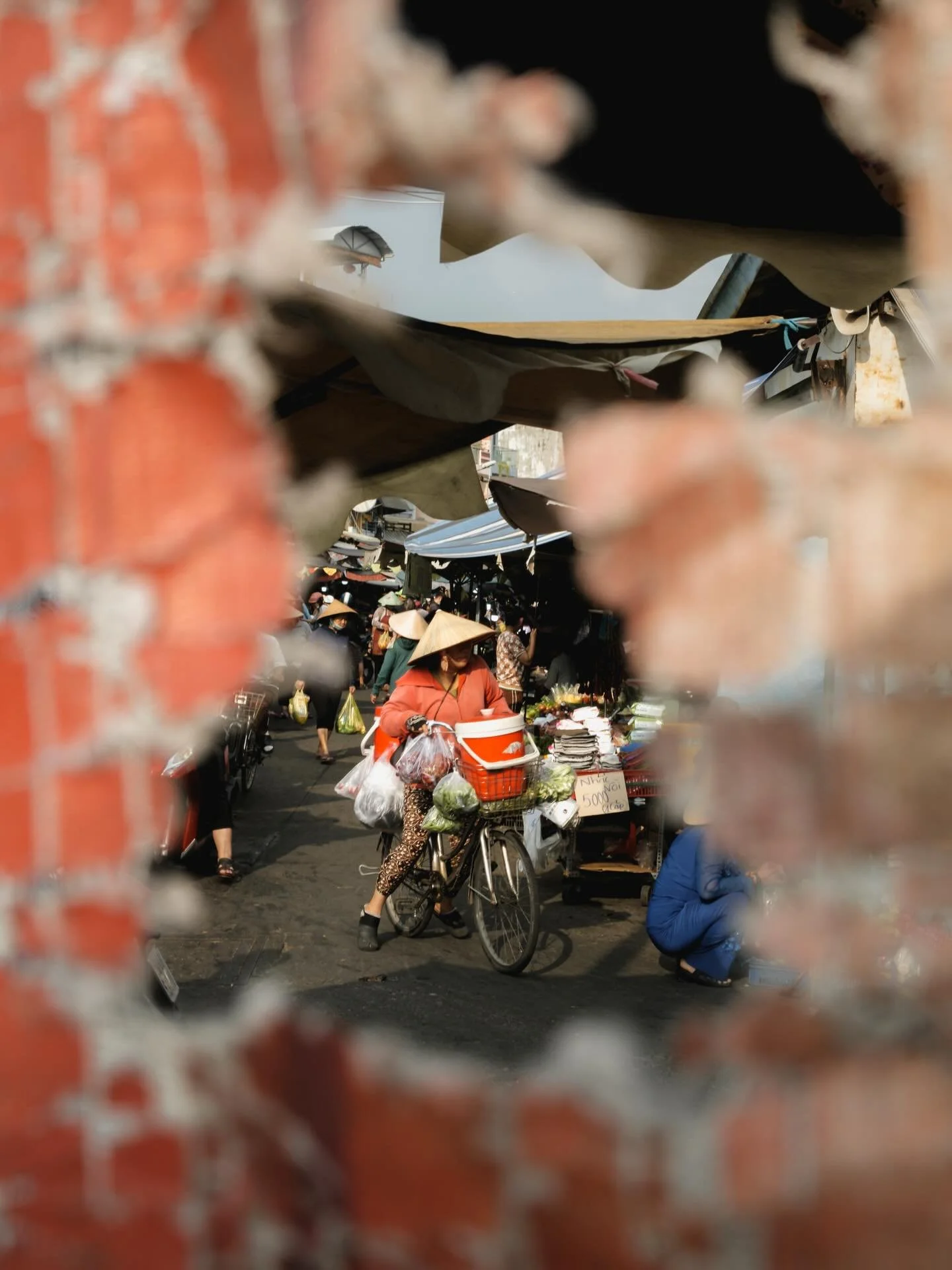 [SAIGON] Saigon stories. 
&bull;
&bull;
&bull;
#MyVietnam #streetphotography #vietnamstreets #fujifilmvietnam #saigonphototours