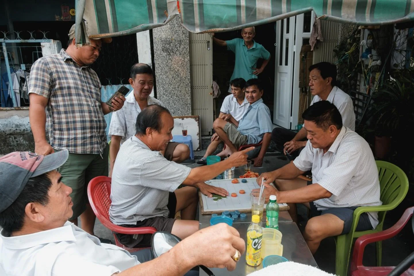 [SAIGON] Some images from recent Step into Saigon Unseen tours
&bull;
Join me on an immersive photography tour and capture this incredible maze of hems through your lens

#saigonphotours #streetphotography #candid #fujilfilmvietnam #saigon