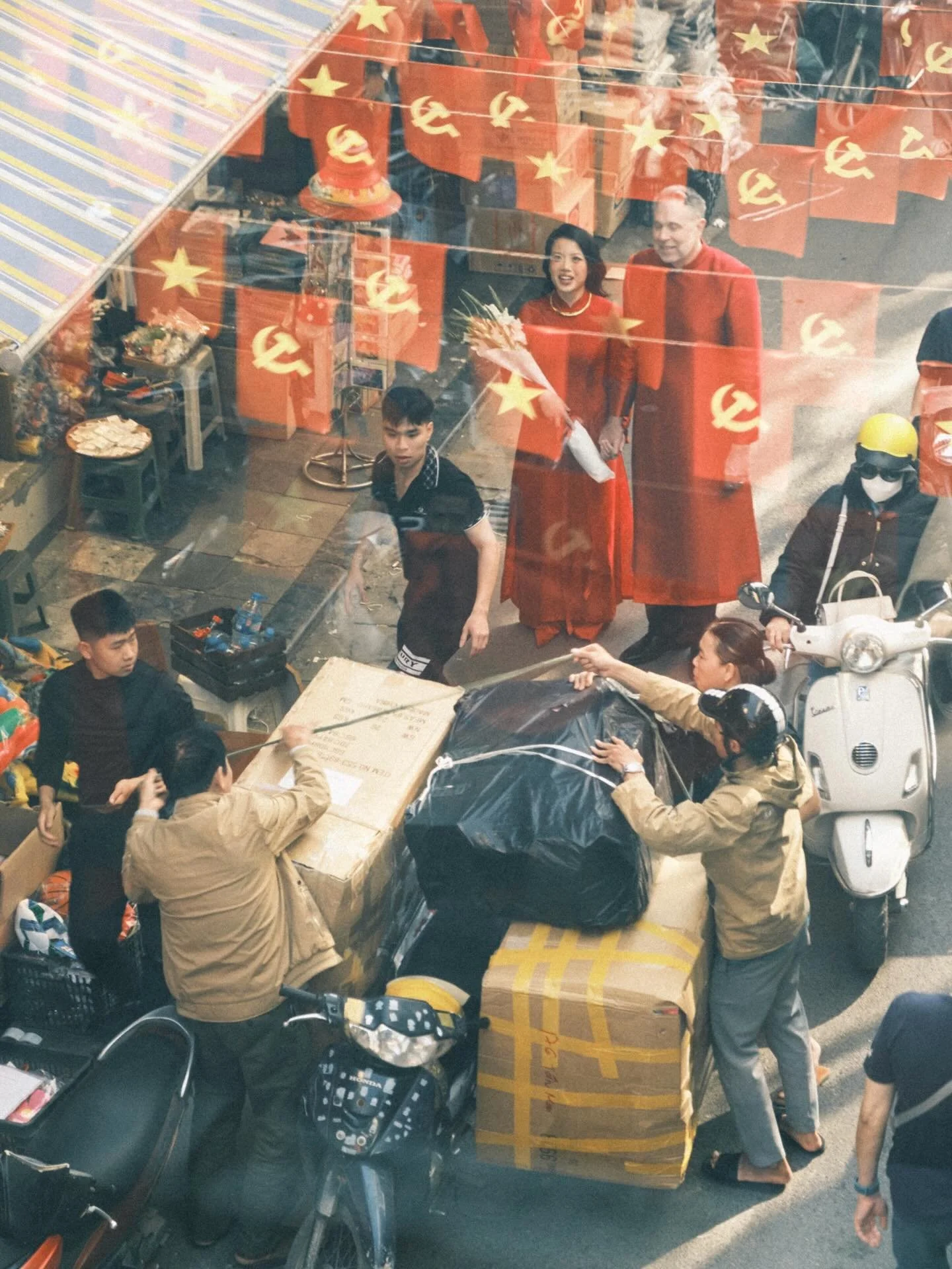 [VIETNAM] 🇻🇳 
&bull;
&bull;
&bull;
#MyVietnam #streetphotography #vietnamstreets #fujifilmvietnam #saigonphototours