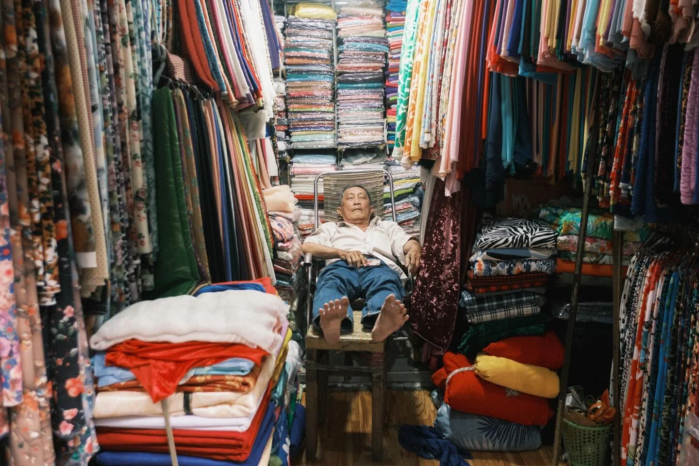 [SAIGON] Nap time 😴 
&bull;
&bull;
&bull;
#hochiminhcity #fujifilmvietnam #saigonphototours #vietnamstreets