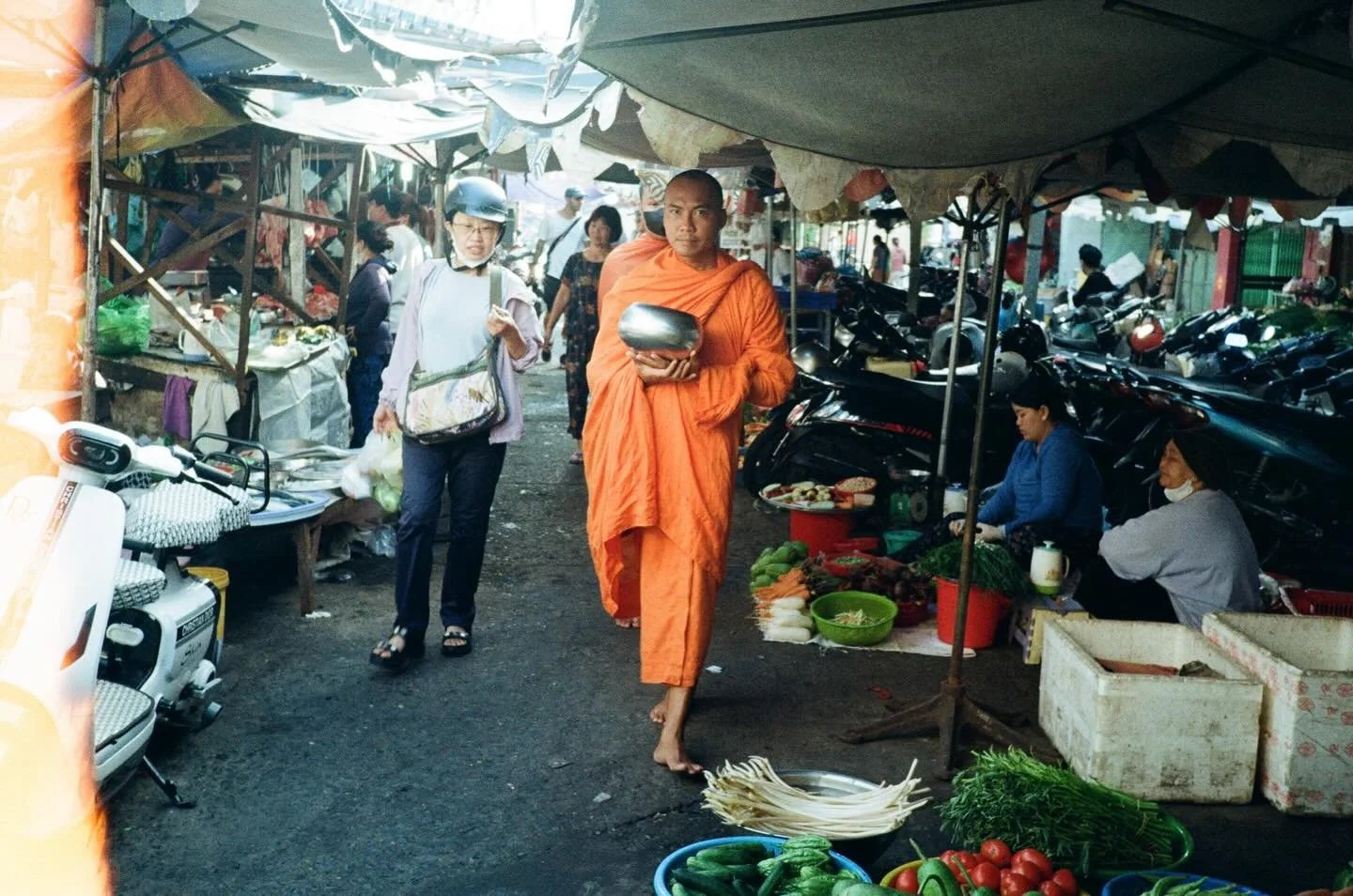 [FILM] First film rolls after 10 years 🎞️

A few months ago, I brought a little disposable camera to a friend&rsquo;s wedding. I enjoyed reconnecting with film. No previews, no adjustments, no overthinking - just point, shoot, and hope for the best.