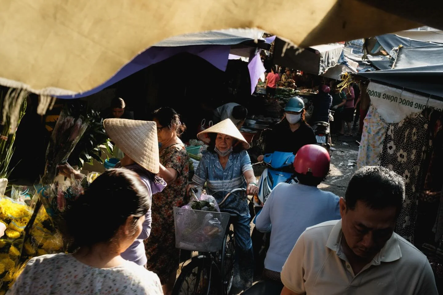 [SAIGON] Some images from recent Rise and Shine tours. Which one is your favorite?
&bull;
Join me on an immersive photography tour to capture the hidden corners of this enchanted maze

#saigonphotours #streetphotography #vietnamstreets #fujilfilmviet
