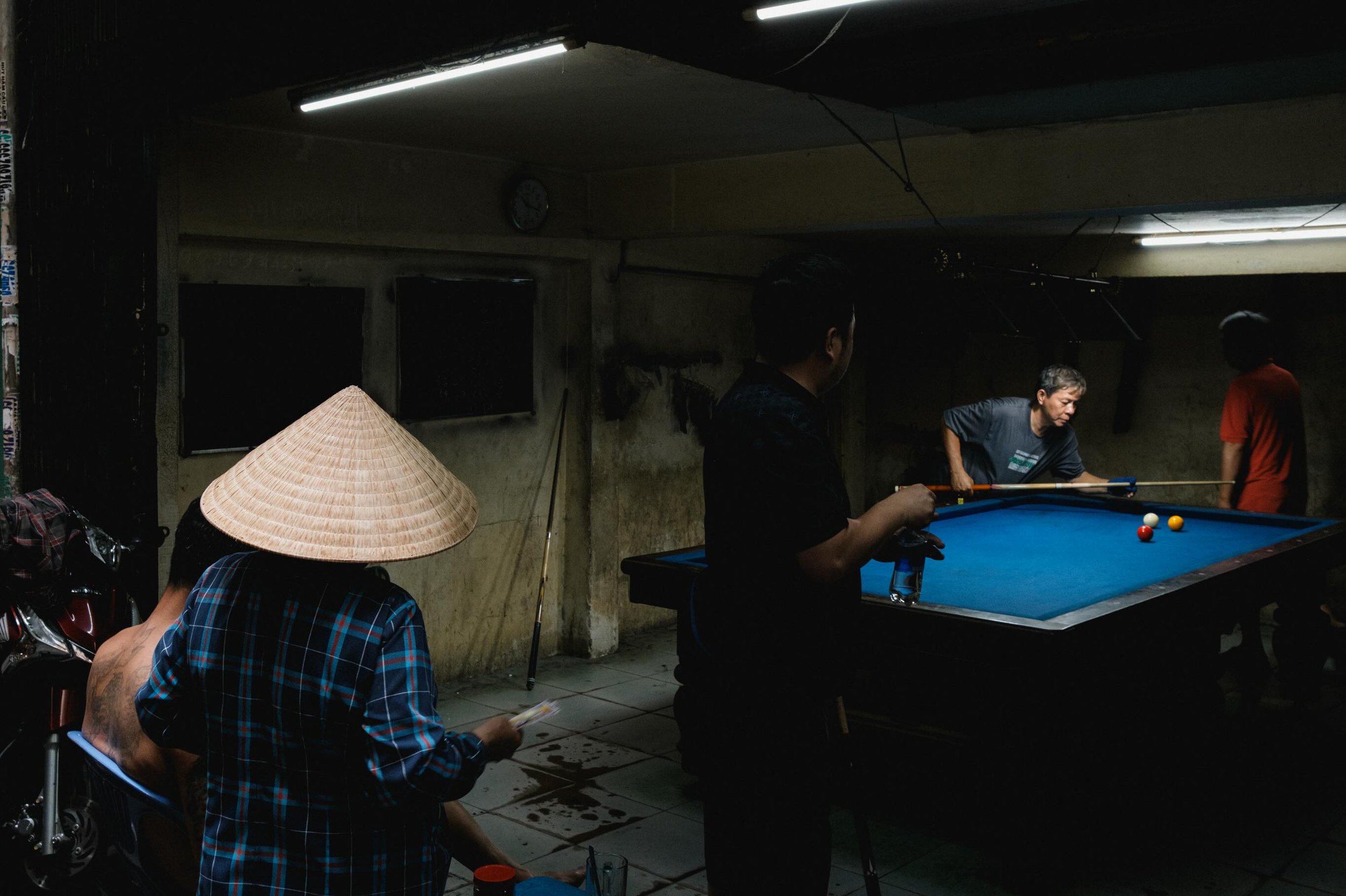 [SAIGON] Inside out
&bull;
&bull;
&bull;
#hochiminhcity #fujifilmvietnam #vietnamstreets #worldstreetfeature #saigonphototours