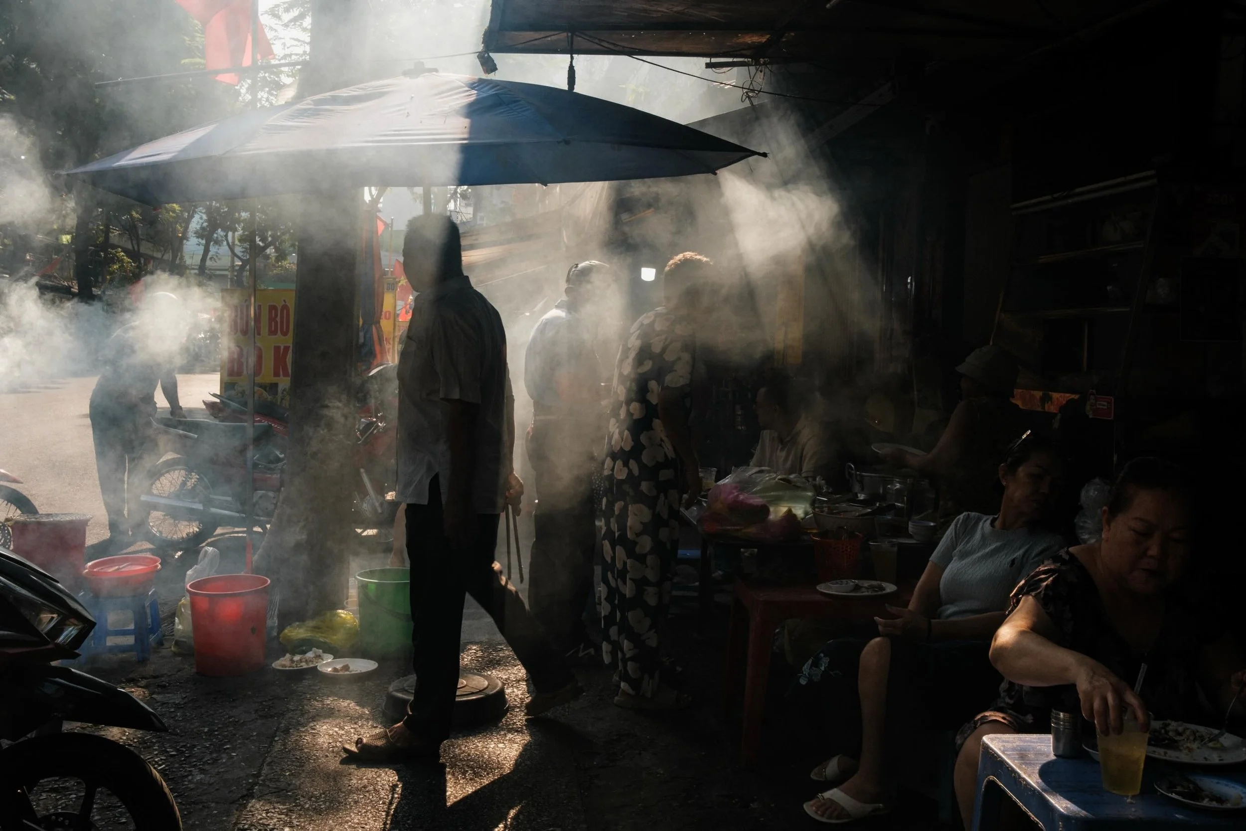 [SAIGON] Some images from recent Rise and Shine tours
&bull;
Join me on an immersive photography tour and capture the real Saigon through your lens

#saigonphotours #streetphotography #vietnamstreets #fujilfilmvietnam