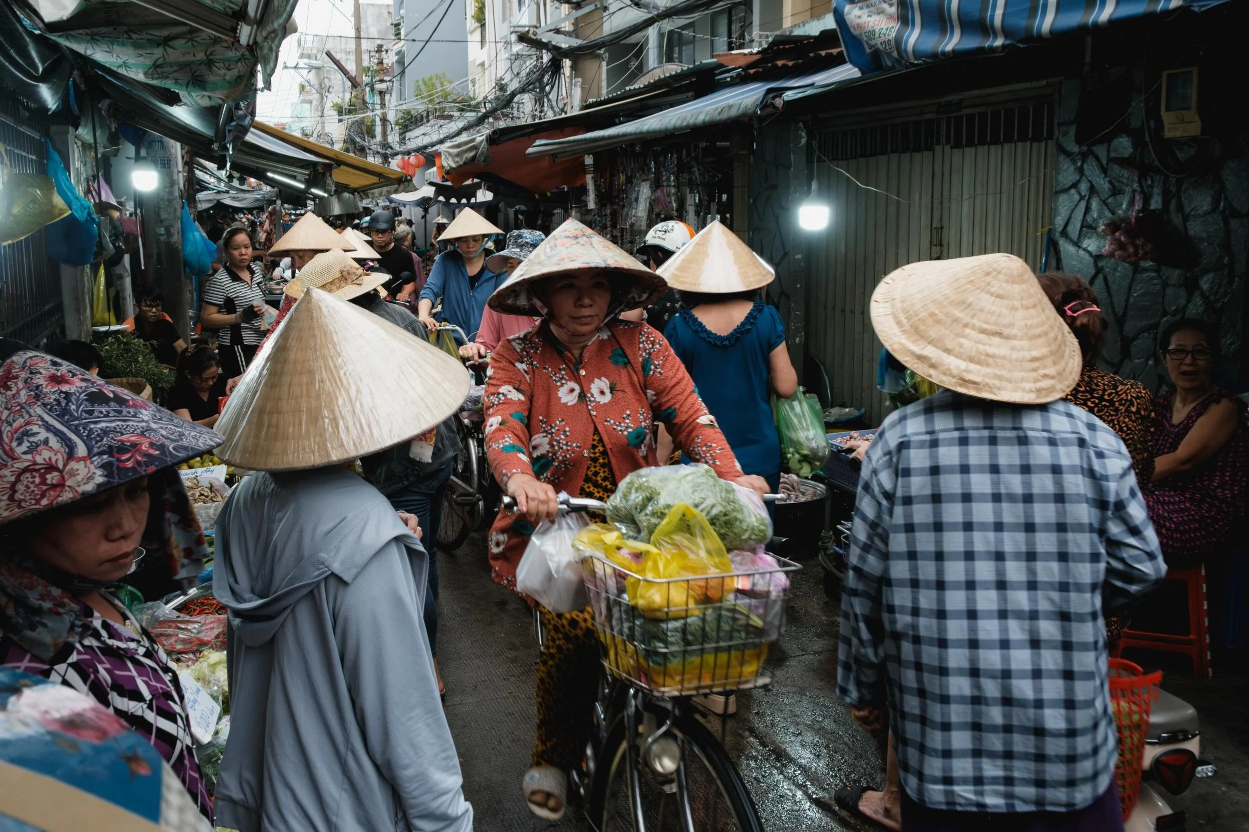 [SAIGON] Some images from recent Saigon Unseen tours
&bull;
Join me on an immersive photography tour and capture the real Saigon through your lens

#saigonphotours #streetphotography #vietnamstreets #fujilfilmvietnam