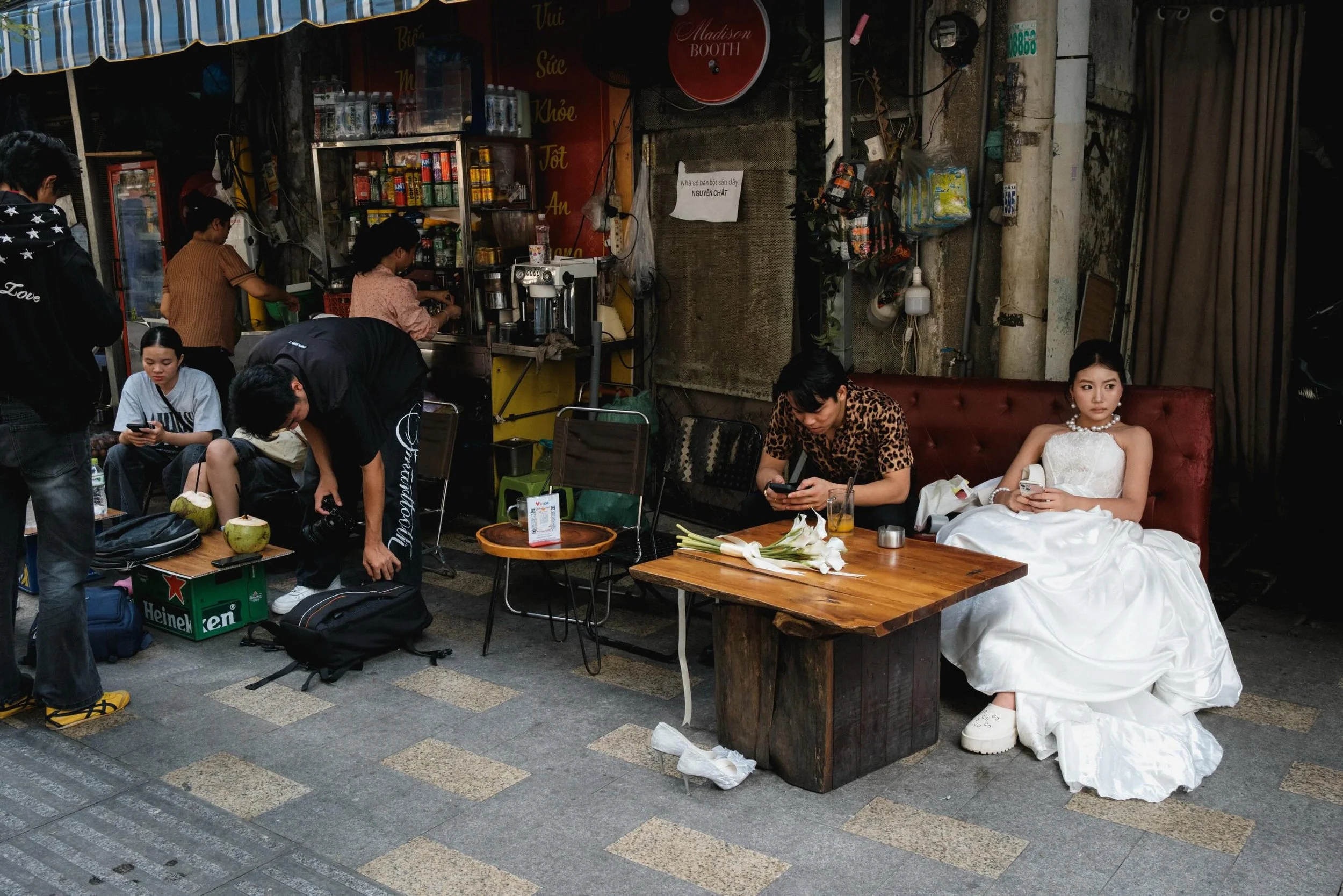 [SAIGON] Saigon stories
&bull;
Join me on an immersive photography tour and capture the real Saigon through your lens

#saigonphotours #streetphotography #vietnamstreets #fujilfilmvietnam