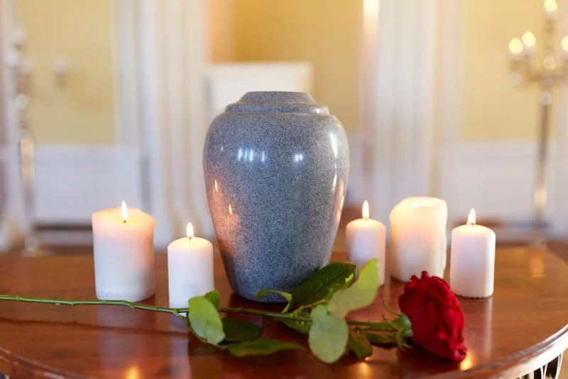 Urne bei einer Urnenbestattung mit Kerzen in Deutschland