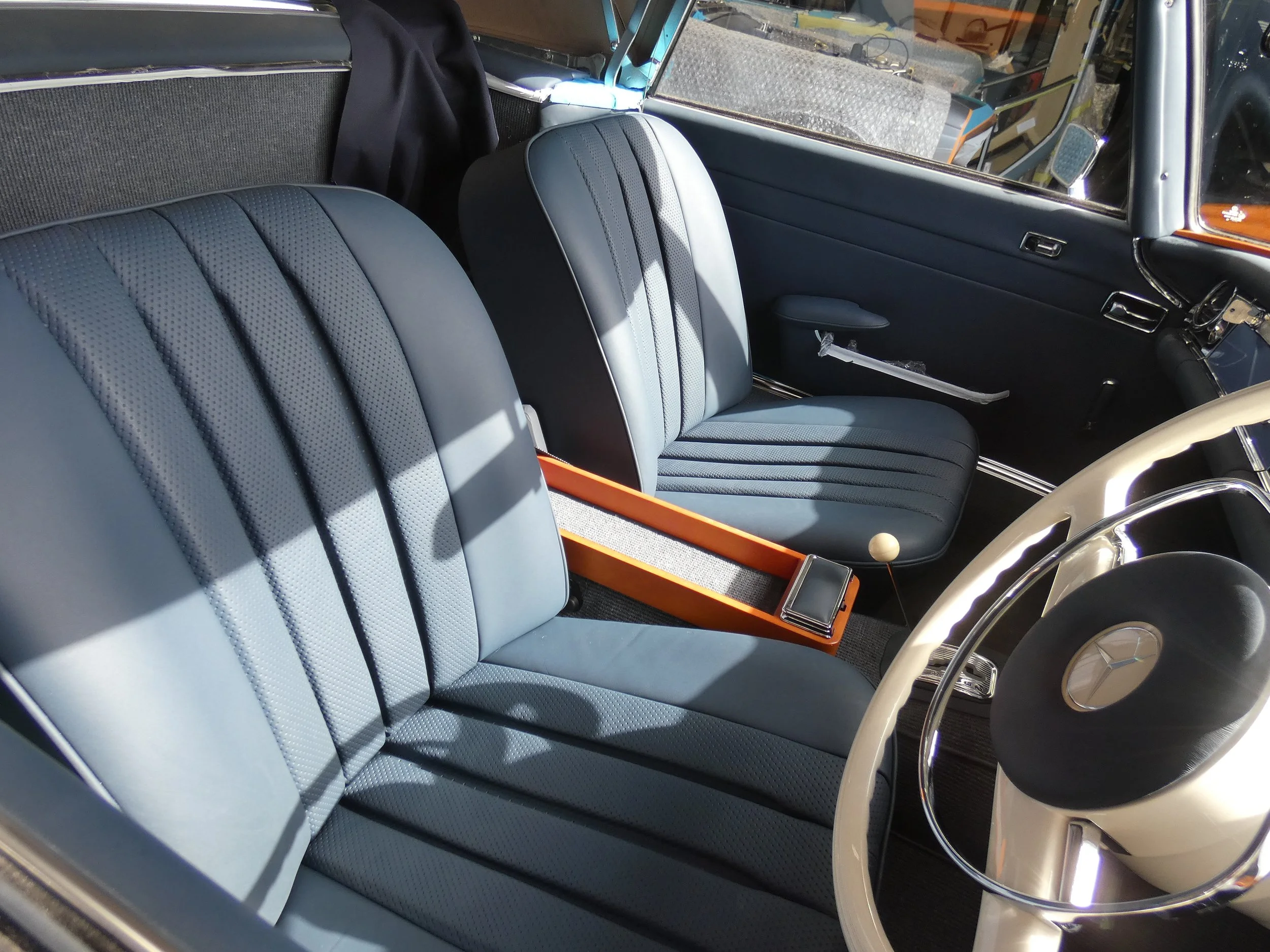 1969 Mercedes 280SL Pagoda Metallic Blue cabin