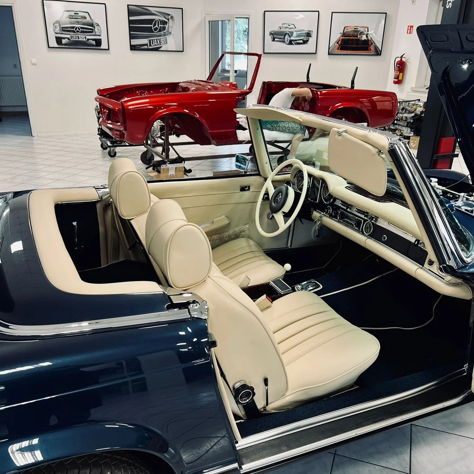 Oh - a nearly completed blue 280SLwith a gorgeous red shell in the background. A stunning ensemble.