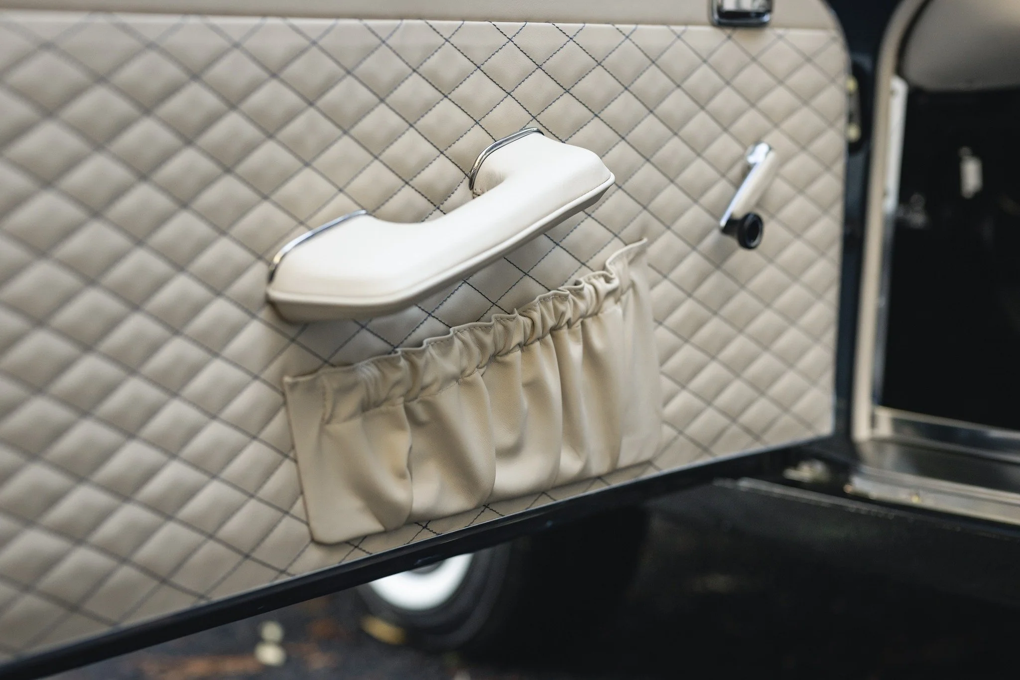We know how important it is for you to express your unique vision for your Hemmels classic. Every interior is designed with you, then handcrafted with exceptional attention to detail.