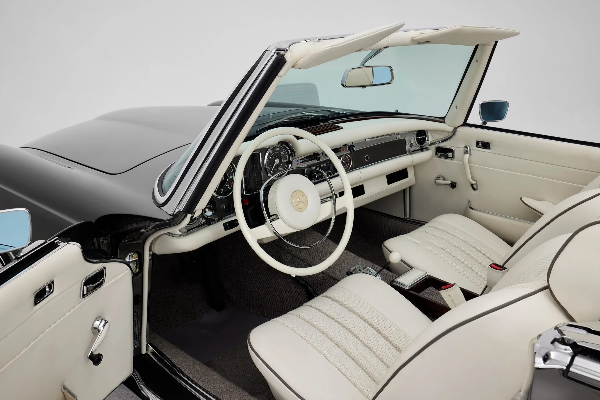 Wow - here is a chance for you to choose your interior colours to complete this metallic silver Pagoda. We deliver to the USA, Asia, Europe or anywhere in the world that you want to drive in elegance and style.