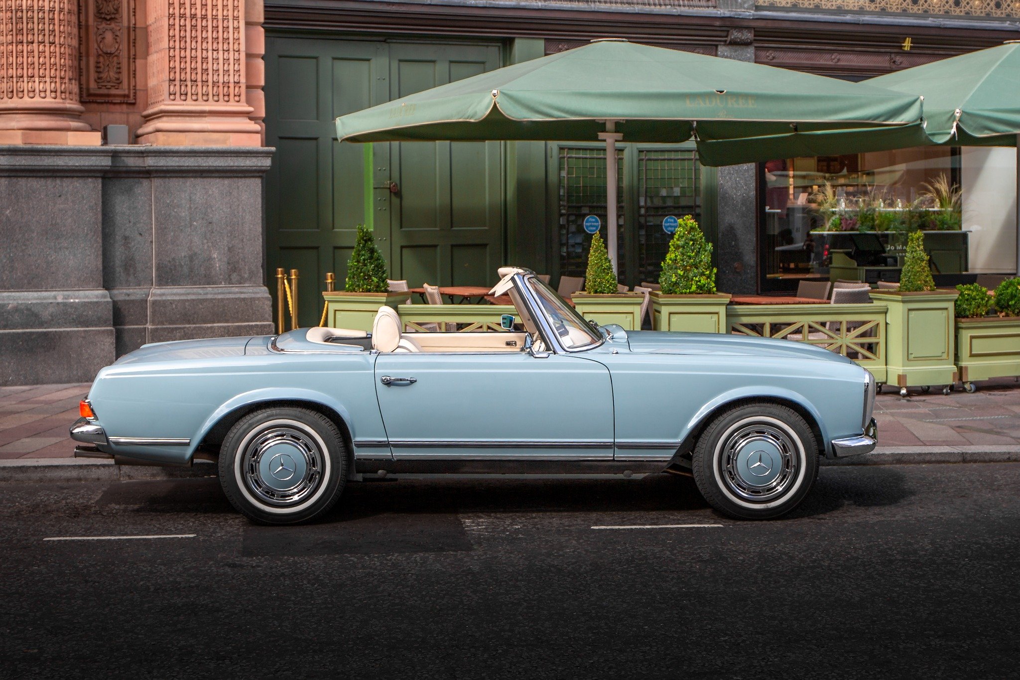 Springtime in London. In a classic of this calibre, the caf&eacute; management is happy to have this gorgeous 280SL parked out front as we pop in for afternoon tea,