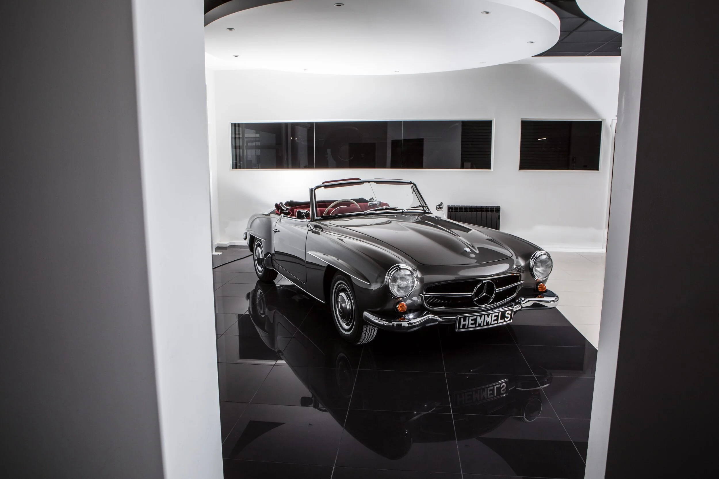 Mercedes-Benz 280 SL シルバー 1969 Mercedes-Benz 280 SL Classic Silver | Classic Throttle Shop