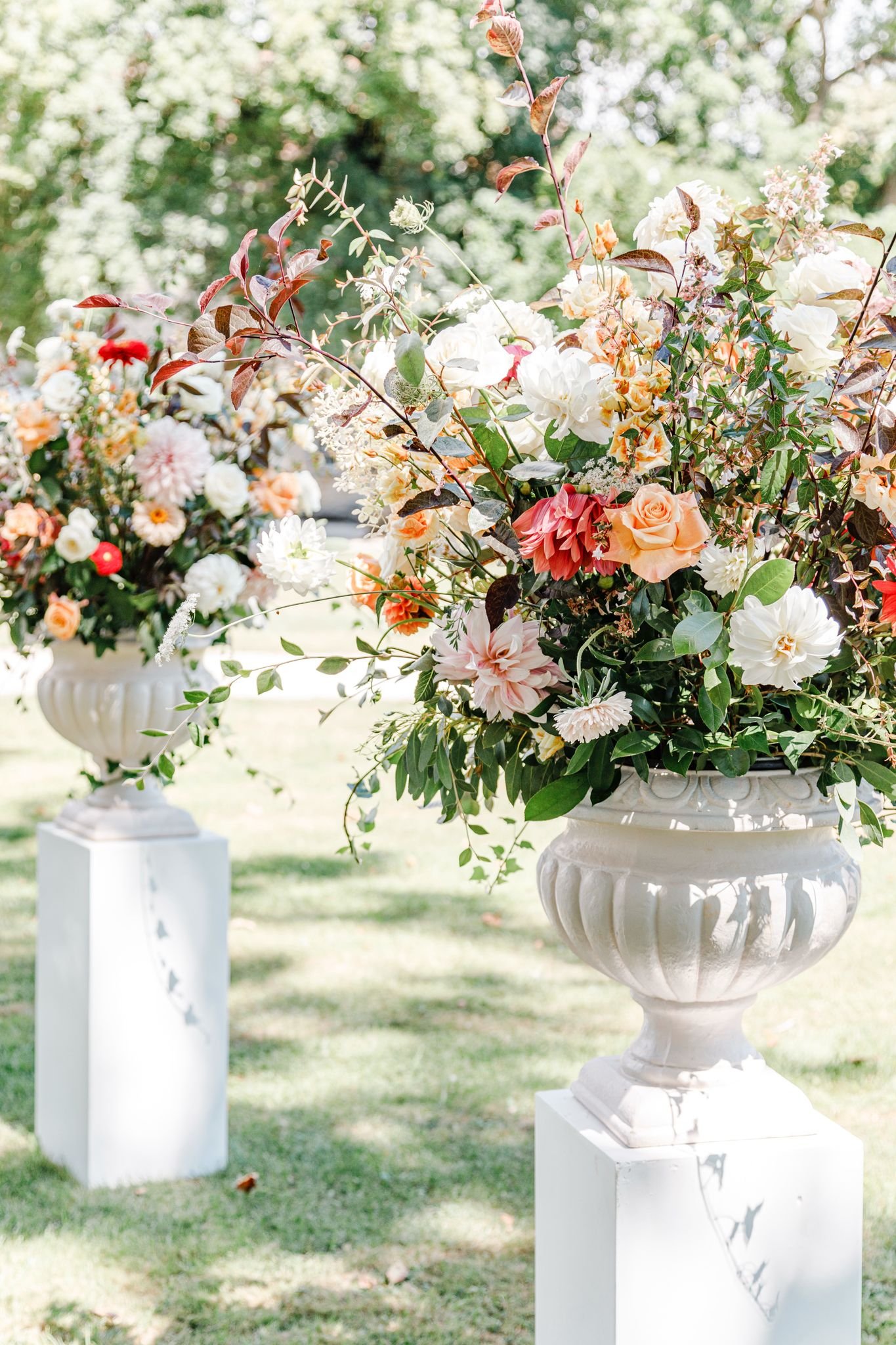 La ceremonie de mariage avec les compositions florales a la place de l'arche
