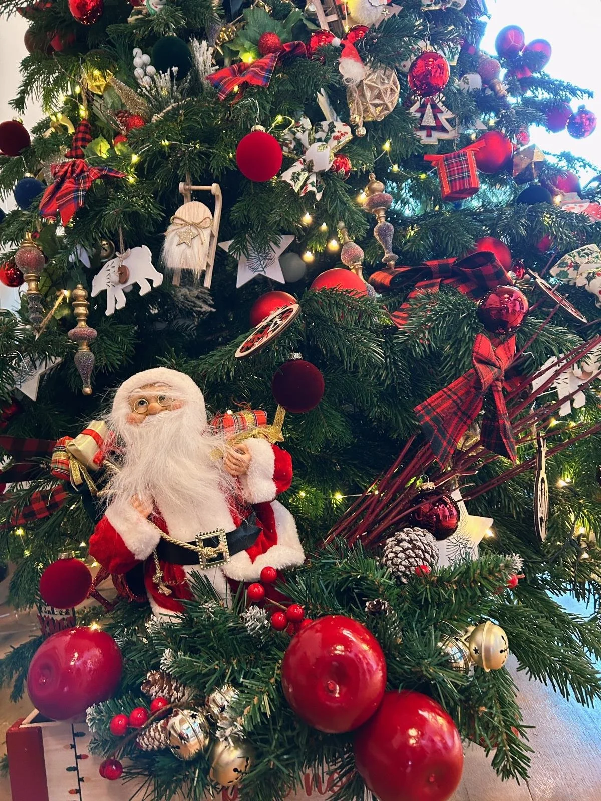 Santa Claus sur le sapin classique