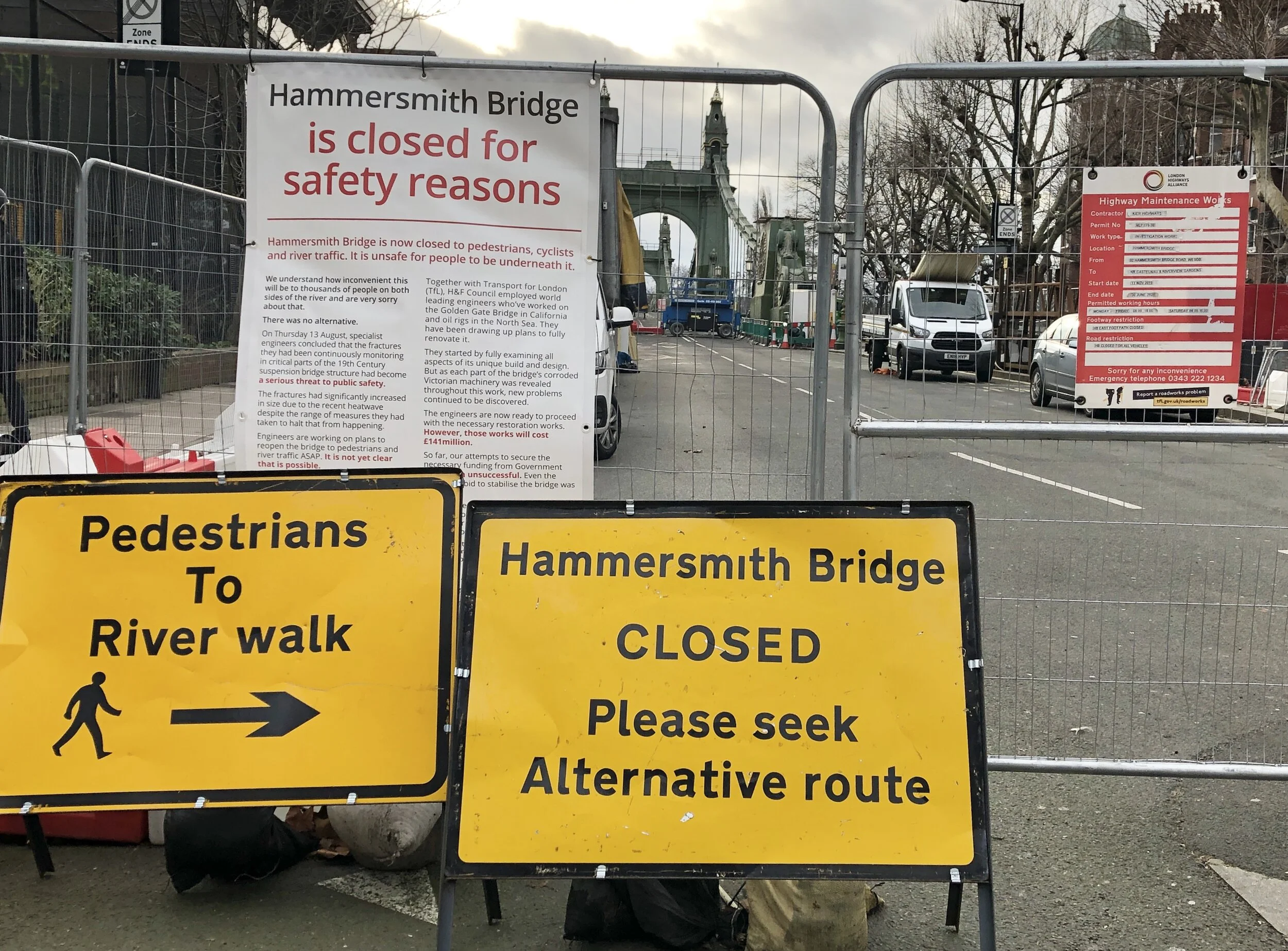 Hammersmith Bridge closes to pedestrians