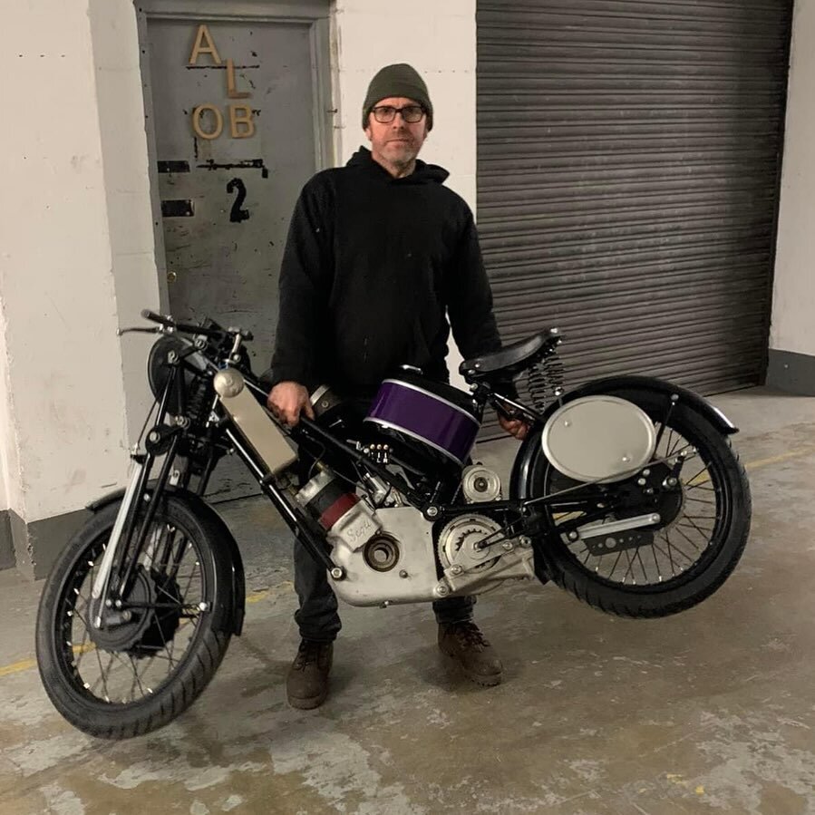Okay so it&rsquo;s missing its crank shaft, a few pistons, a set of spannies and some fluid but this is seriously light.. still pinching myself I got to build this bike.. 

#jakerobbinsvintageengineering #vintage #girderfork #hastings #motorcycle #sc