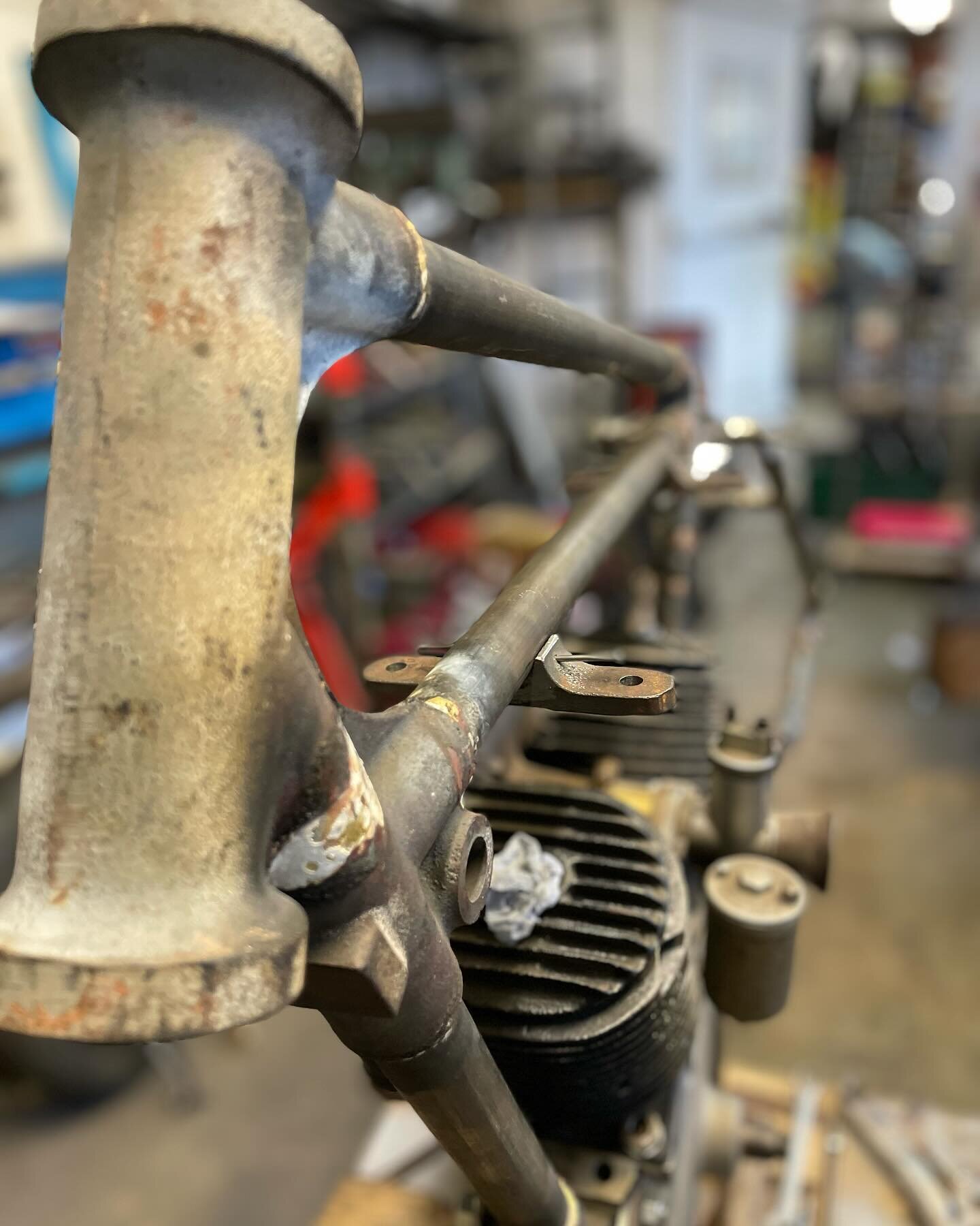 Pinning together an 1922 Brough Superior frame.. full frame build from client supplied lugs..
#jakerobbinsvintageengineering #vintagemotorcycle #hastings #fabrication #motorcycle