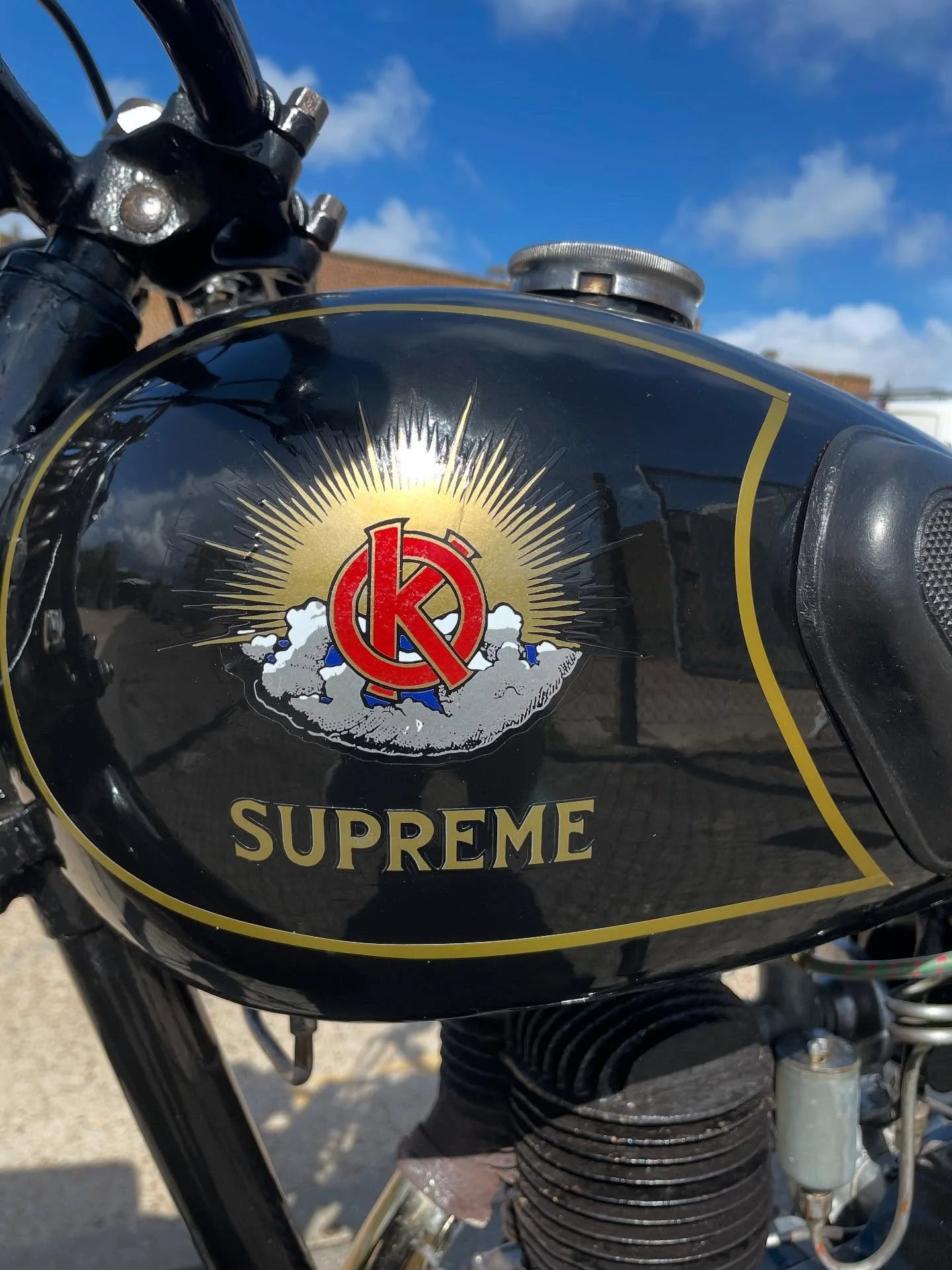 Funky Ok Supreme tank graphics on this charming little bike in with us for some fork repairs and general fettling.. #jakerobbinsvintageengineering #girderfork #oksuprememotorcycle #motorcyclerepair #hastings