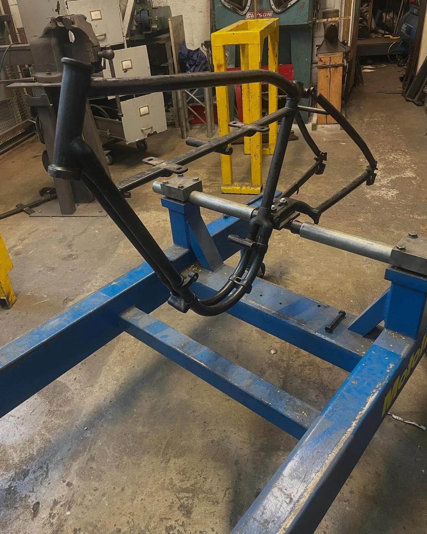 1923 Velocette G3 frame in for some correction on our Motoliner frame jig.
We make special adaptors to fit the gearbox lug on these early frames to be sure of accurate alignment #jakerobbinsvintageengineering #motoliner #framestraightening #motorcycl