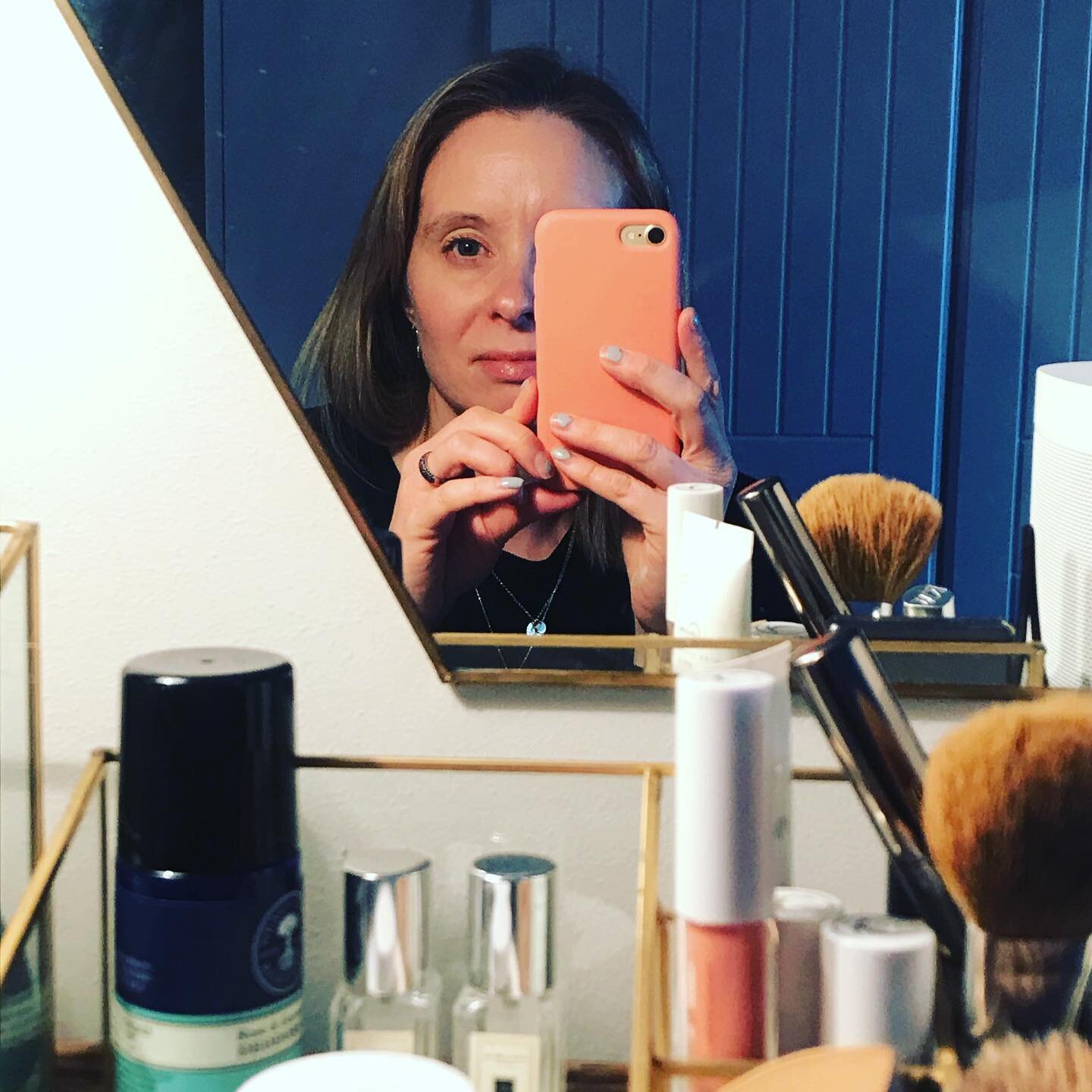 Natural make up and beauty products have been an evolving part of my life over the past eight years on my journey to try and lower my toxic load and better support my body after my #cfs diagnosis. Would you be interested in a full blog post on the su