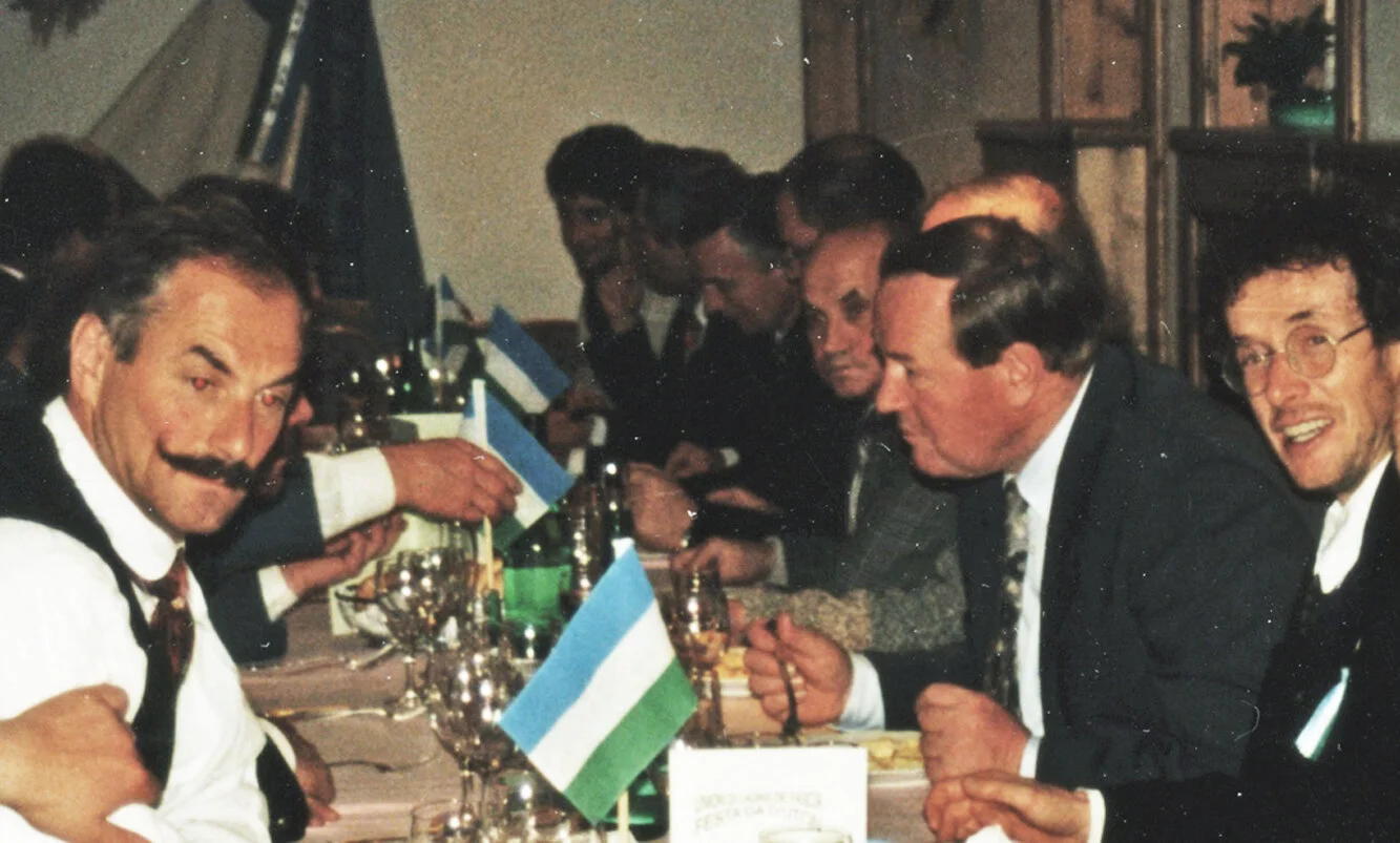 Carlo Willeit a la Festa del Rengraziament a Ciampedel del 1996. Willeit l’é a man dreta del president de l’Union de Fascia de enlouta Antone Pollam e visavì al president da ades, Fernando Brunel.