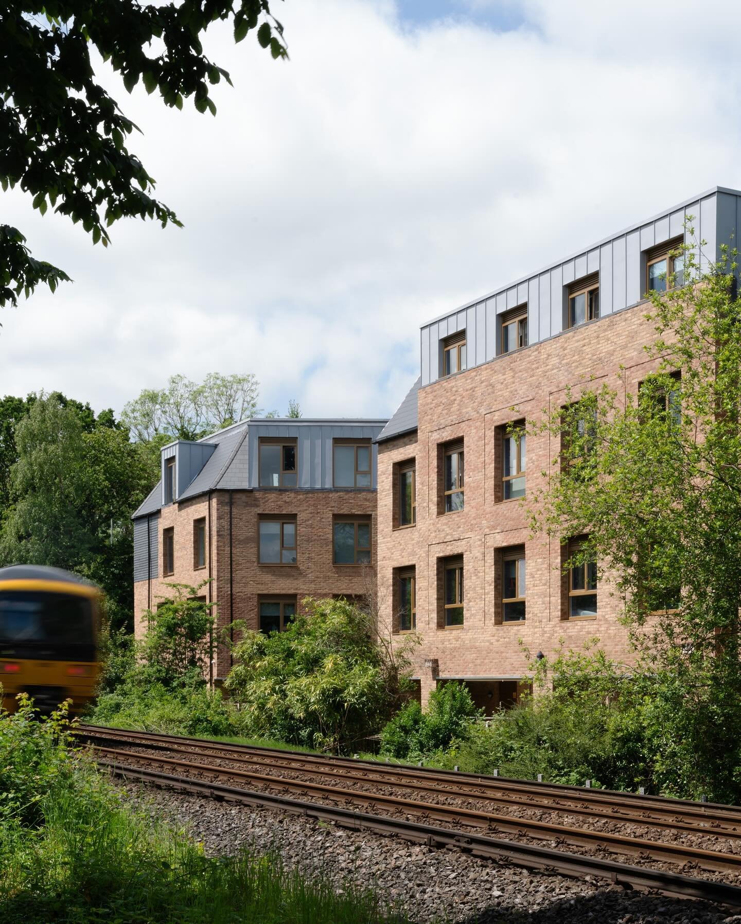 Adjacent to Surrey University, Ash Grove, Guildford is a 105 bed student scheme that sits on a residential street made up of 1930&rsquo;s suburban semi-detached homes. The design responded to this suburban context by its immediate setting with the sc