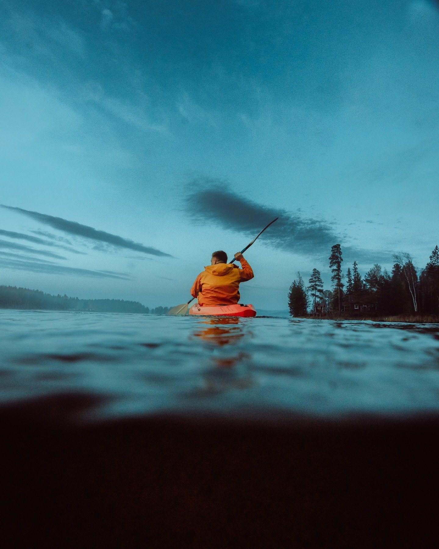 A calm october evening with friend by the lake after a rainy day. 
.
.
#sweden #kayaking #outdoorliving