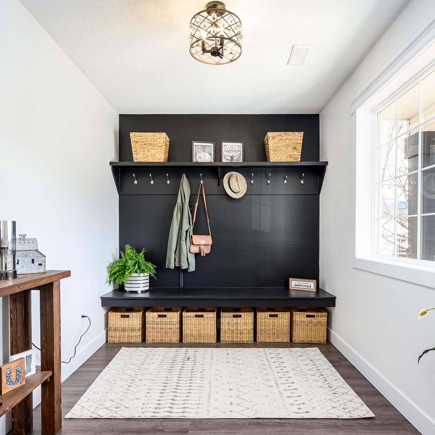 Get organized! Stage your home . 
This awesome listing from @tim.j.sharp 

#realestate 
#okanaganrealestate 
#vernonrealestate 
#foothills 
#realestatephotography
#staging 
#bedroomstyling 
#entrywaydecor 
#organization 
#realtor
#okanaganrealtor
#en