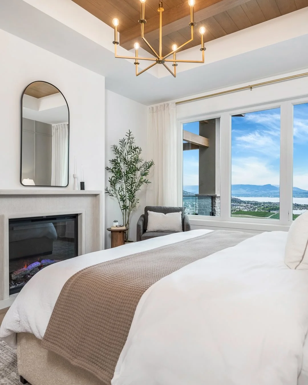 Good Morning&hellip;. luxurious design, style and oh that view 😍 

Who wouldn&rsquo;t like to find themself waking up in this sophisticated bedroom by Everton Ridge Homes (in Shorerise Okanagan), designed by the talented Alyssa Wilcox .

Beautiful c