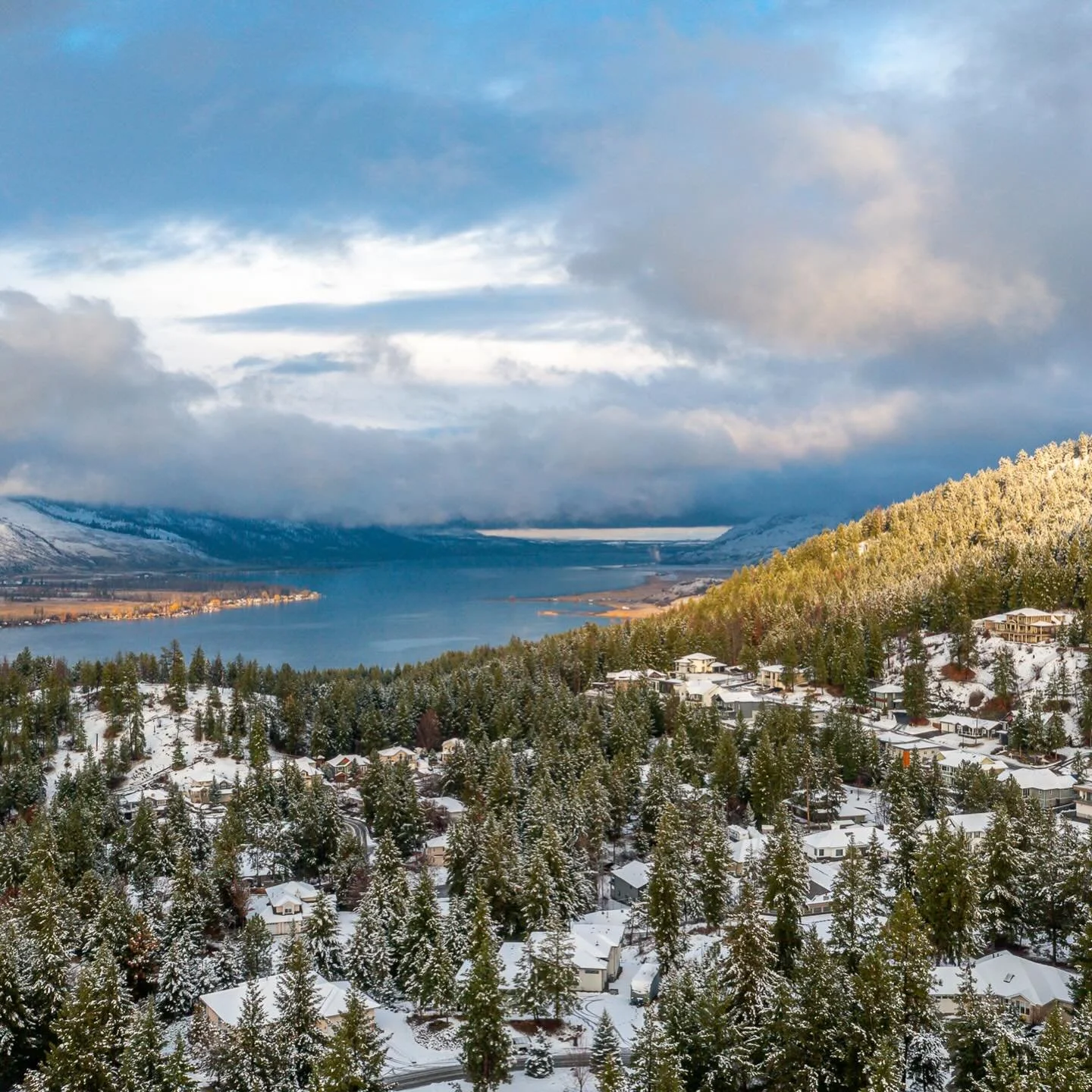 This beautiful property nestled perfectly on Tronson Rd, is absolutely gorgeous inside and out. 

If you want to learn more @sarahkennedy861 has all the details.

#okanaganlife 
#okanganlifestyle 
#okanaganphotographer 
#realestatephotograghy