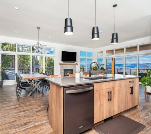 What an amazing coming soon from  @donkassarealestate 

We can&rsquo;t get over the fabulous walls of windows and the stunning views. 

#realestphotography 
#vernonrealestate 
#okanaganlife