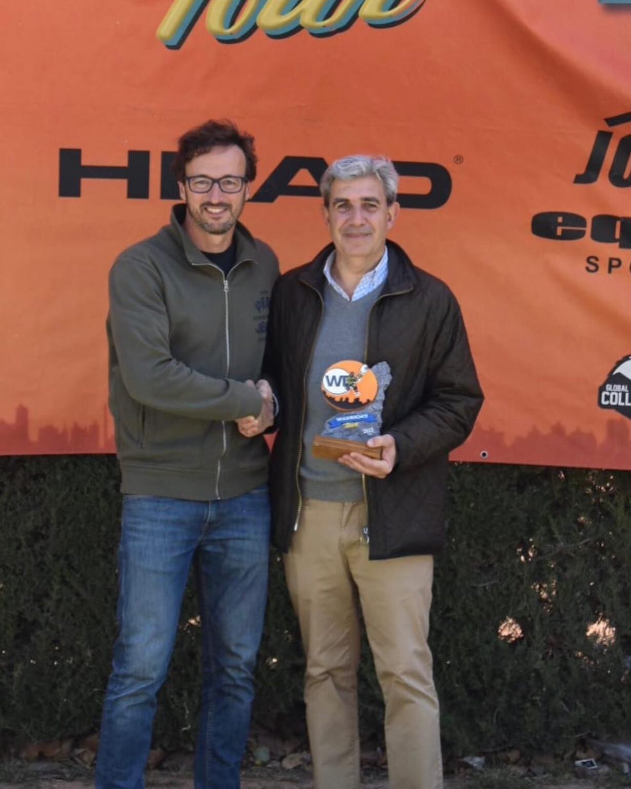 💙🎾🧡Entrega de un trofeo por parte de Warriors Tour al Real Zaragoza Club de Tenis como reconocimiento por la organizaci&oacute;n del torneo categor&iacute;a &ldquo;Oro&rdquo; #muchasgracias #rzct #somosrzct #tenis