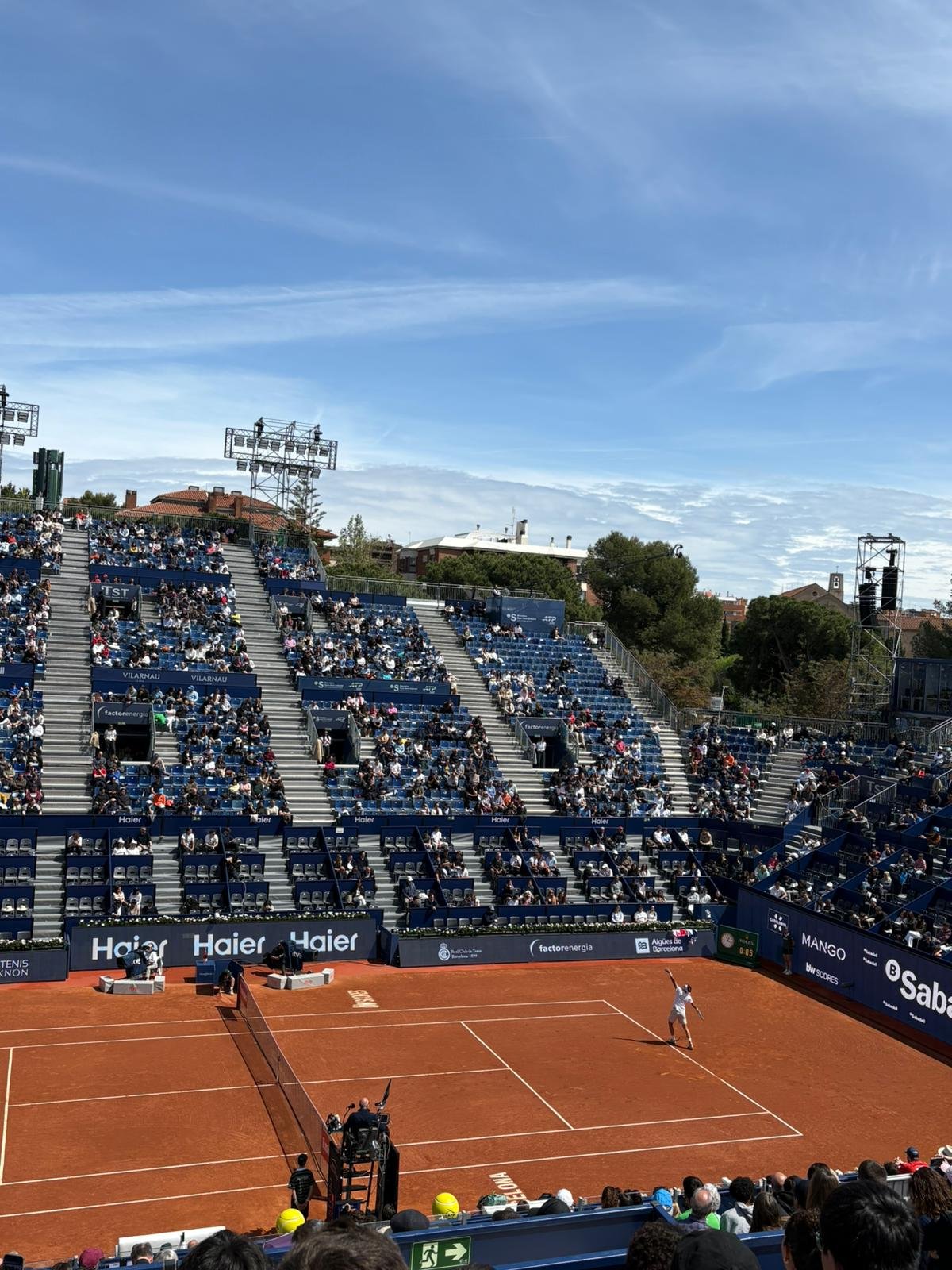 Socios del RZCT disfrutan de una jornada de tenis de primer nivel en el Trofeo Conde de Godó de Barcelona