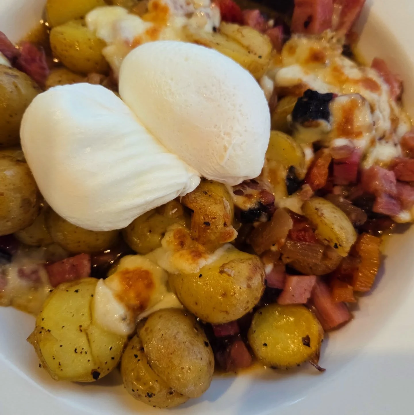 Montreal smoked meat poutine #2stardiner style. Grab it before it's gone. Open this weekend 8-1pm then off from Dec 22-30. #hotsaucemakesagreatstockingstuffer