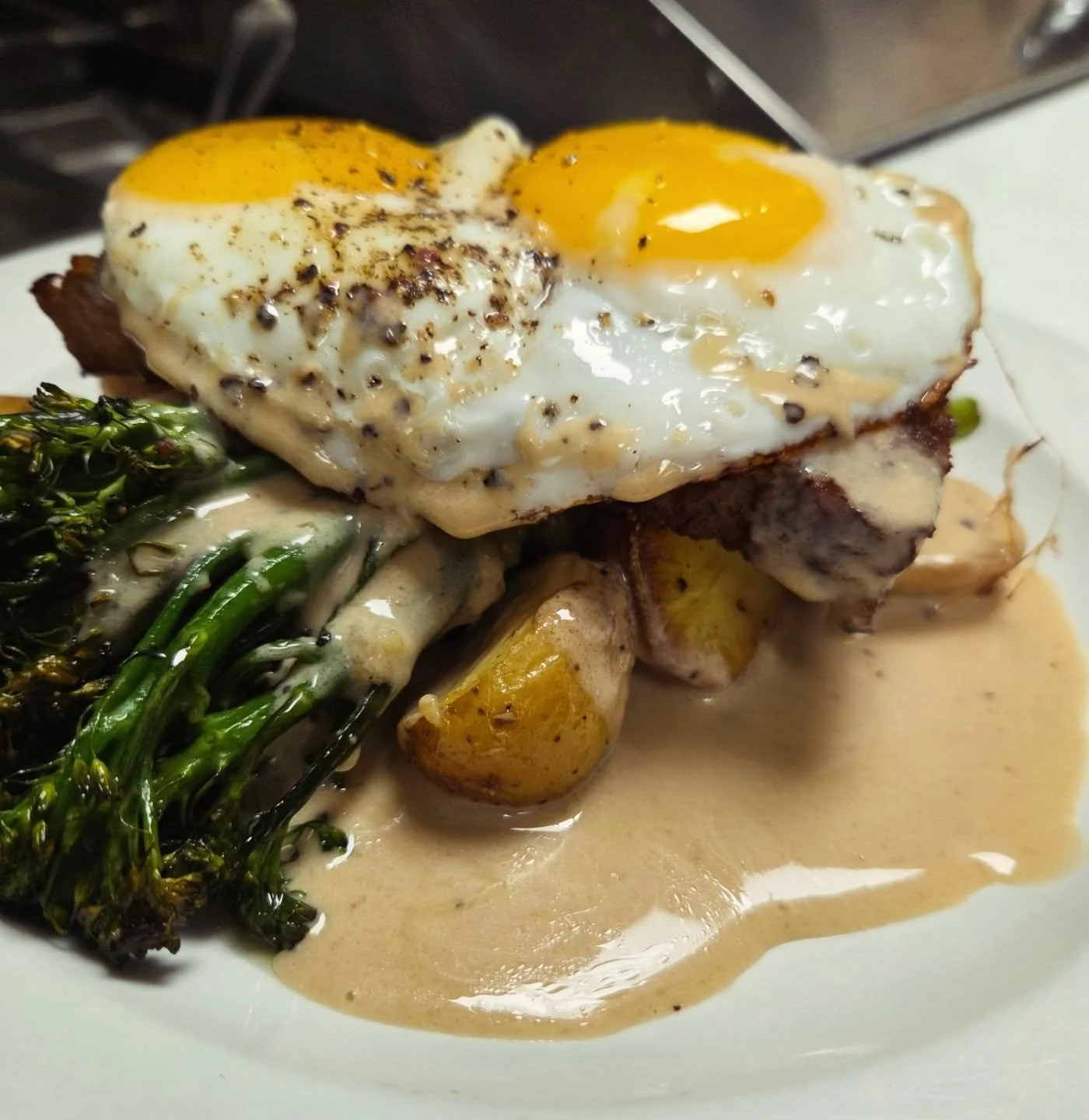 New day, new toppings! Here 'til 1pm. #meatloafforbrekkie