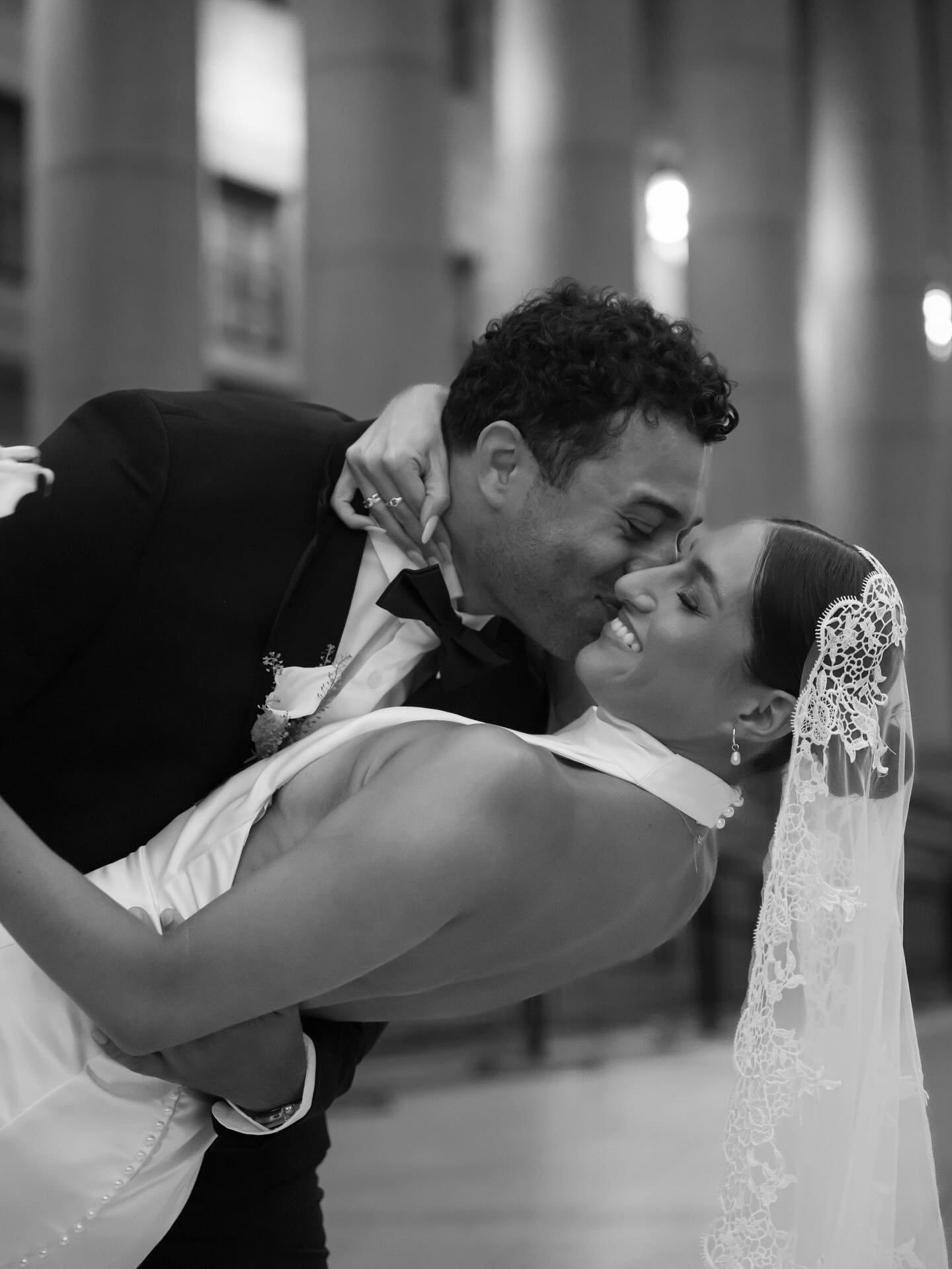 Yasmine &amp; William brought pure NYC elegance to their wedding portraits&mdash;gracefully weaving through historic streets, framed by timeless landmarks, and embodying that effortlessly chic energy only New York can give.

B&amp;G: @yasmine__elgash