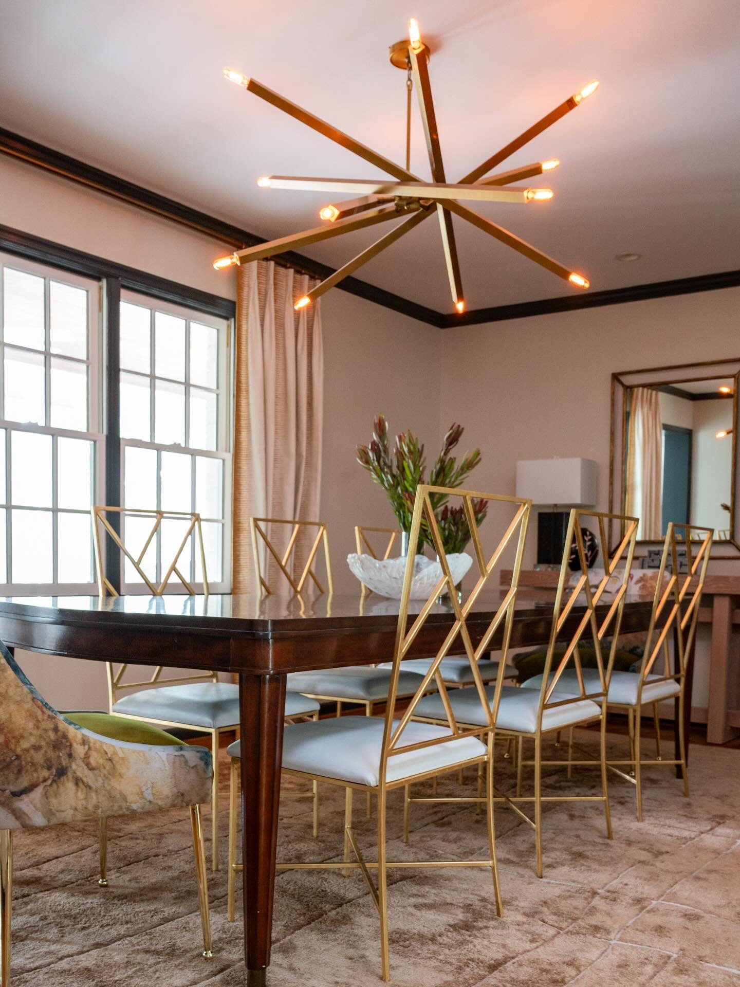DINING ROOM before and after ✨

Designer: @jennlcameron 
📸: @whitneywassonphoto 

#diningroomdecor #diningroominspiration #diningroomdesign #howyouhome #transitionaldesign #beforeandafterhomeedition #beforeandafterhome #marylandhomes #marylandinteri