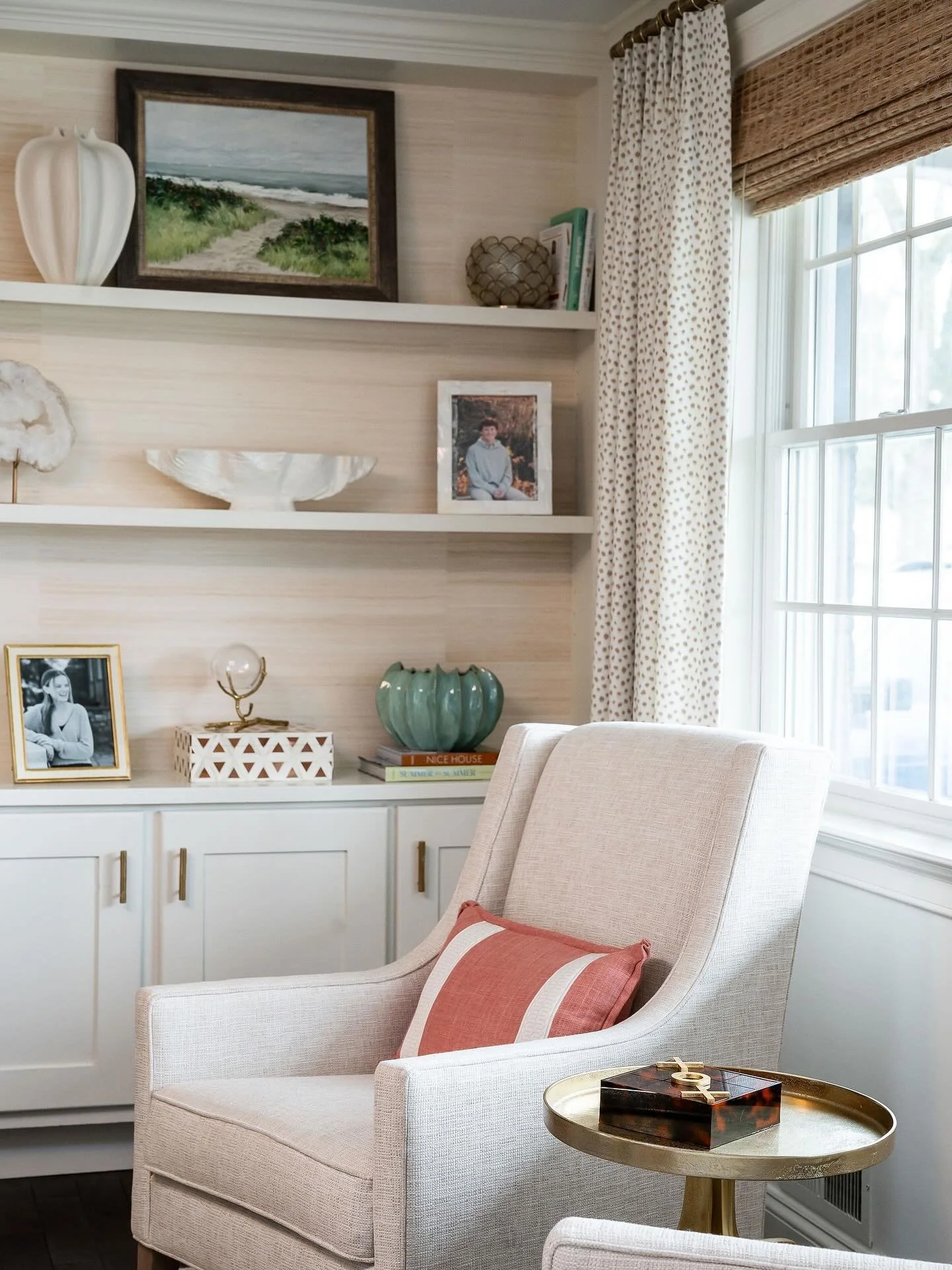 Pop of color makes every room more fun 💕

Designer: @jennlcameron 
📸: @whitneywassonphoto 

#livingroom #livingroomgoals #livingroomideas #marylandhomes #marylandinteriordesigner #howyouhome #realhomesofinsta #dmvhomes #interiordesigninspiration #d