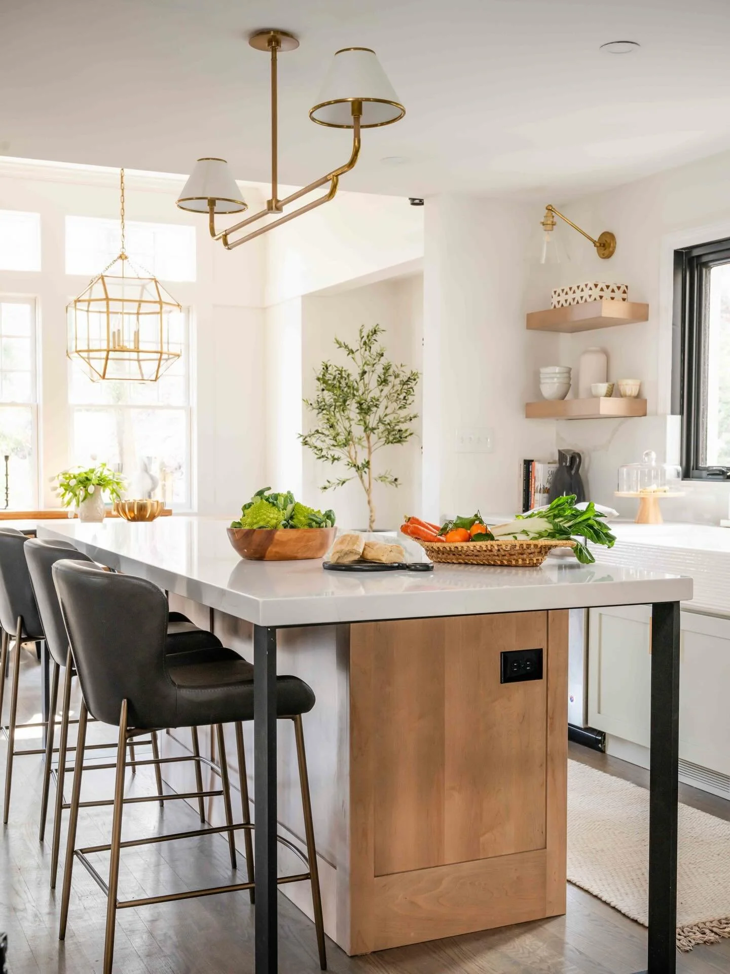 KITCHEN design&hellip; every detail makes a kitchen &ldquo;uniquely yours&rdquo; 

Designer: @jennlcameron 
🔨: @greenleafconstruction 
📸: @whitneywassonphoto 

#kitchenremodel #kitchendesign #marylandinteriordesigner #marylandhomes #popofcolors #ki