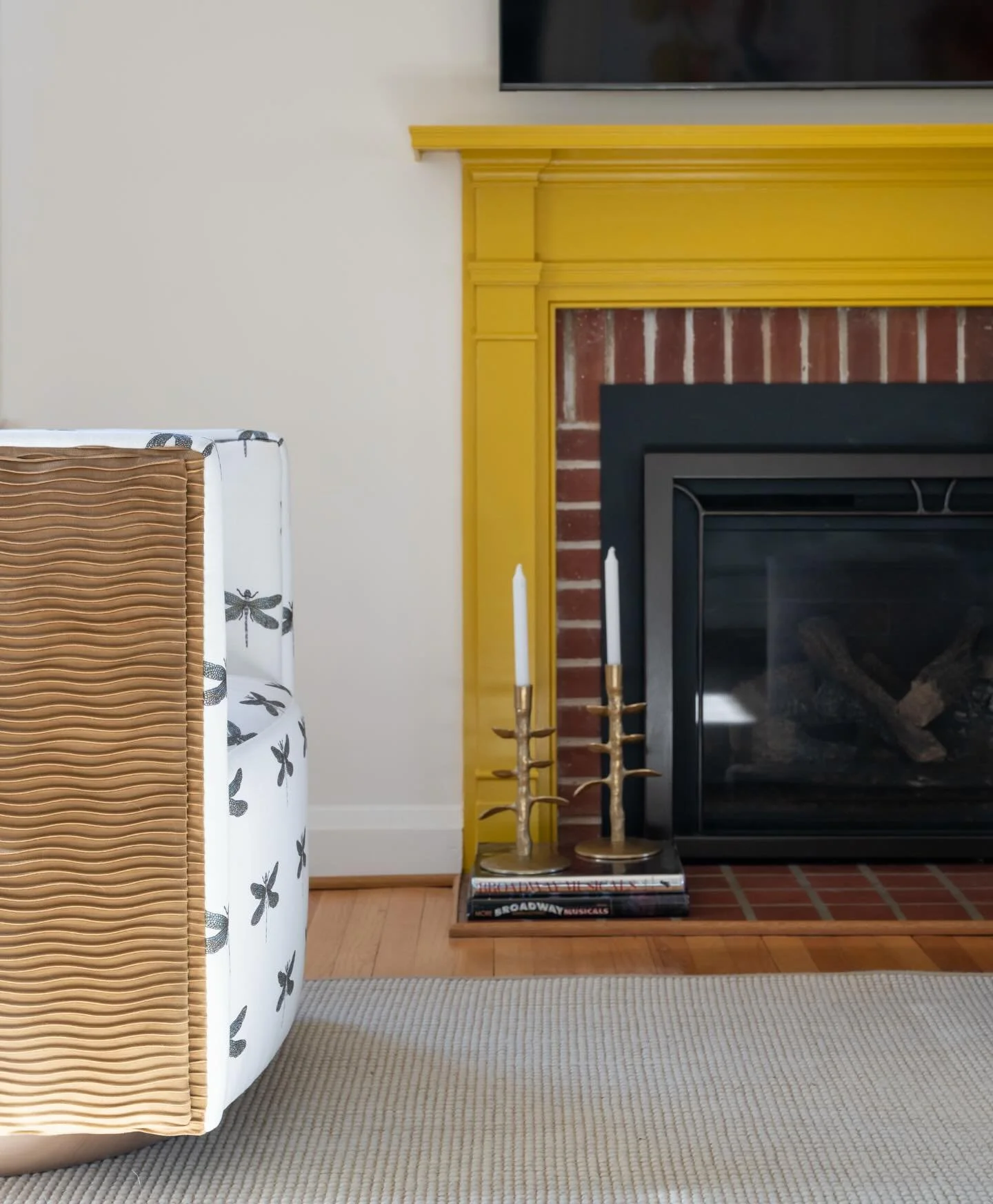 A pop of yellow is always a good idea 🌻

Designer: @jennlcameron 
📸: @whitneywassonphoto 

#yellowcolour #familyroom #familyroomdecor #howyouhome #marylandinteriordesigner #marylandhomes #southernliving #southernhomes #dowhatyoulovelovewhatyoudo #w