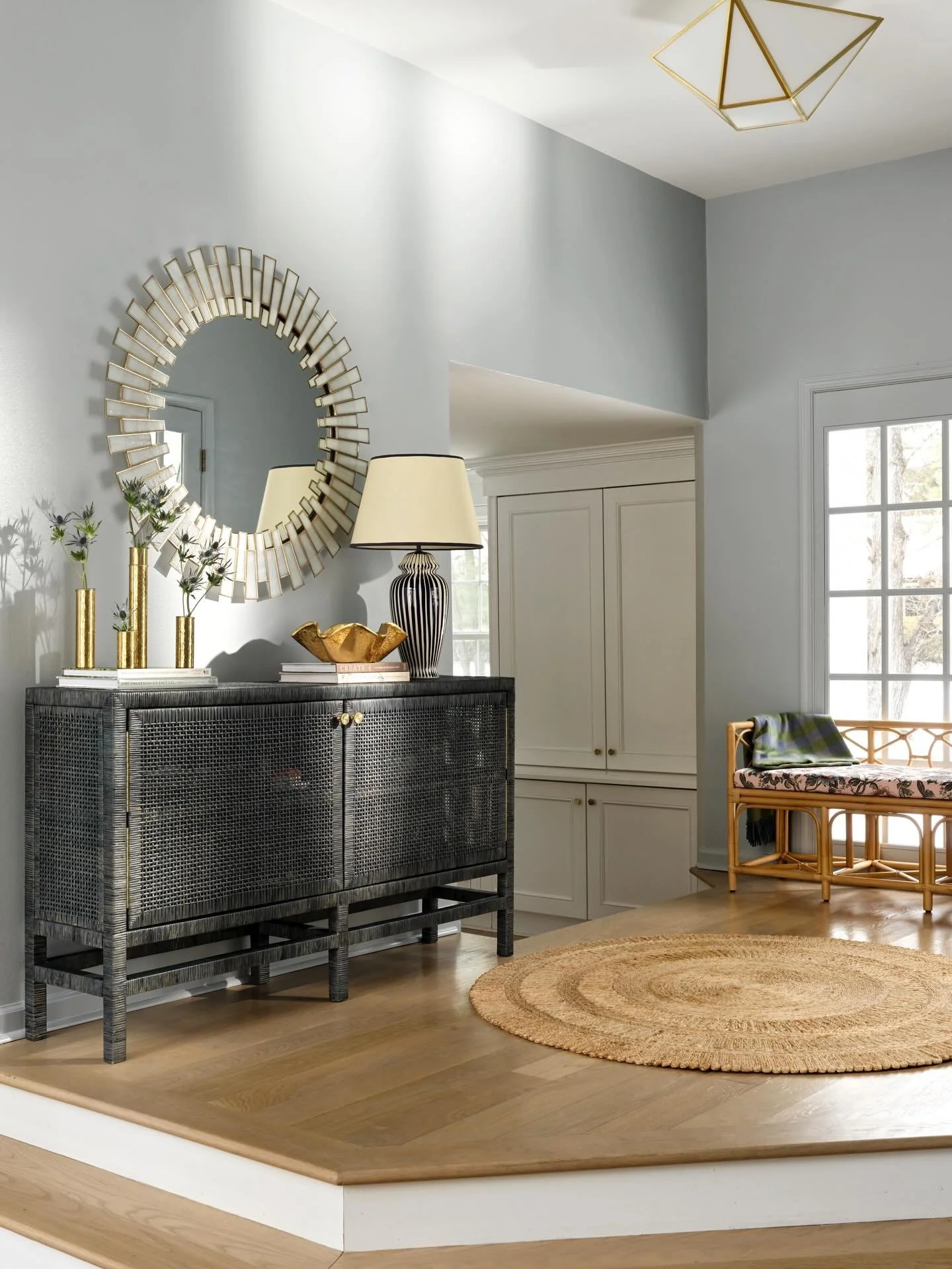 FOYER &hellip; but make it an entrance ✨

Designer: @jennlcameron 
📸: @andyschwartz_ 

#foyer #foyerdesign #marylandhomes #popofcolor #transitionaldesign