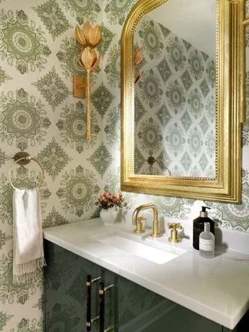 POWDER ROOM dreams are made of statement wallpaper, custom lacquered vanity, gorgeous lighting and a classic, timeless mirror ✨

Designer: @jennlcameron 
📸: @andyschwartz_ 

#powderroom #bathroomdesigns #marylandinteriordesigner #transitionaldesign 