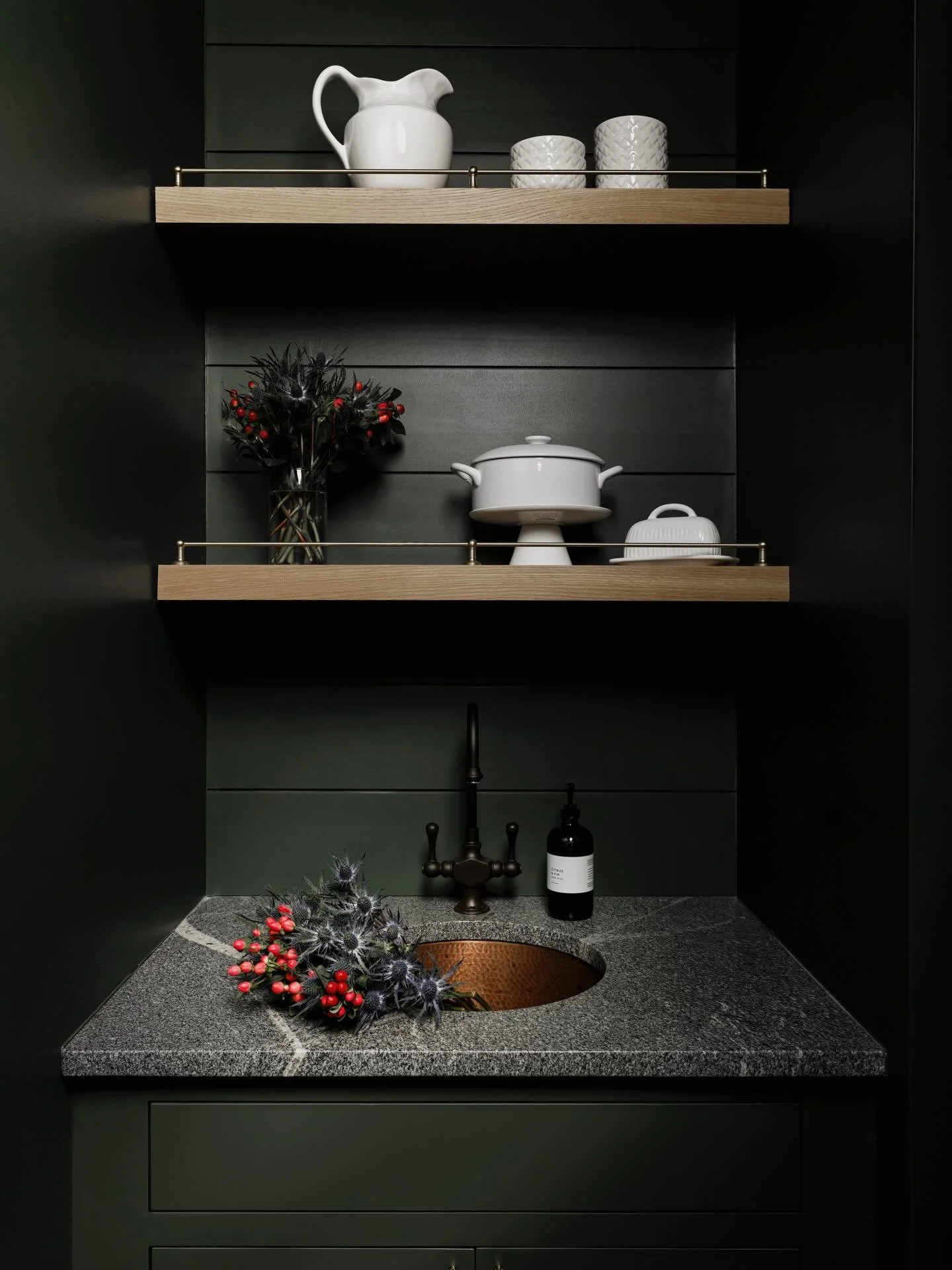 BUTLER PANTRY Details✨

The copper sink may be my favorite detail &hellip; or the green shiplap&hellip; or the railings on the oak shelves 😉

What is your favorite design detail ? 

Designer: @jennlcameron 
📸: @andyschwartz_ 

#butlerspantry #kitch