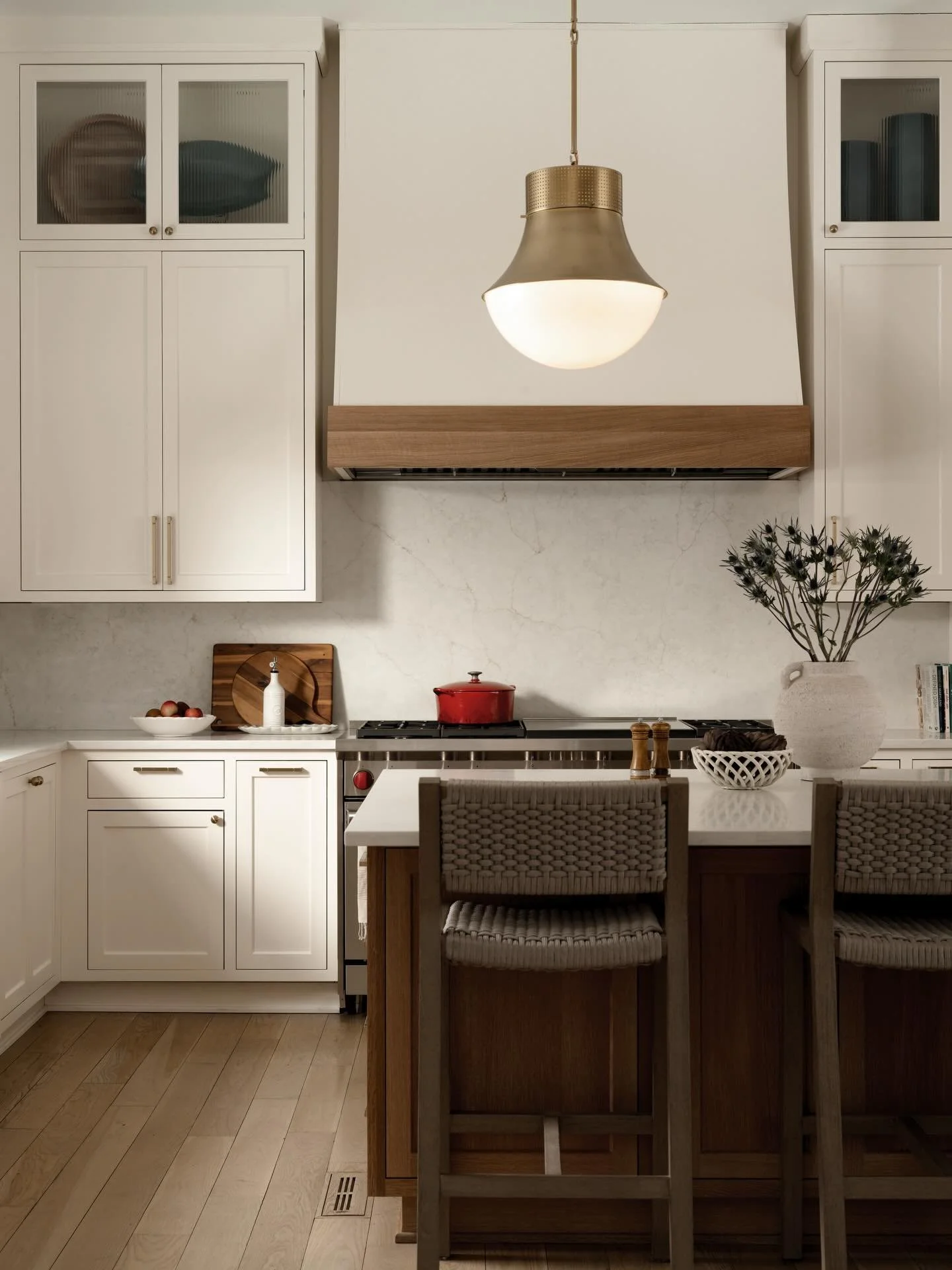 KITCHEN Transformed ✨

Swipe for the before

Designer: @jennlcameron 
📸: @andyschwartz_ 

#kitchendesignideas #kitchenhood #kitchenlighting #transitionaldesign #southernhome