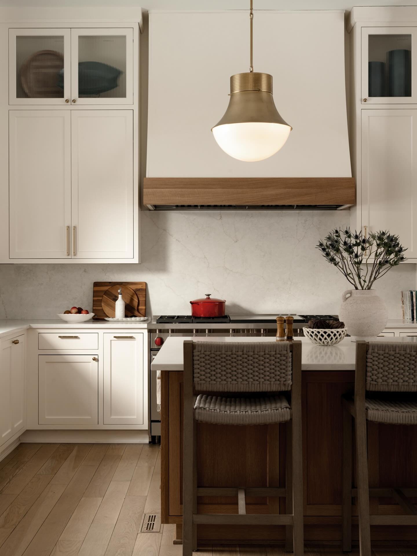 KITCHEN Transformed ✨

Swipe for the before

Designer: @jennlcameron 
📸: @andyschwartz_ 

#kitchendesignideas #kitchenhood #kitchenlighting #transitionaldesign #southernhome