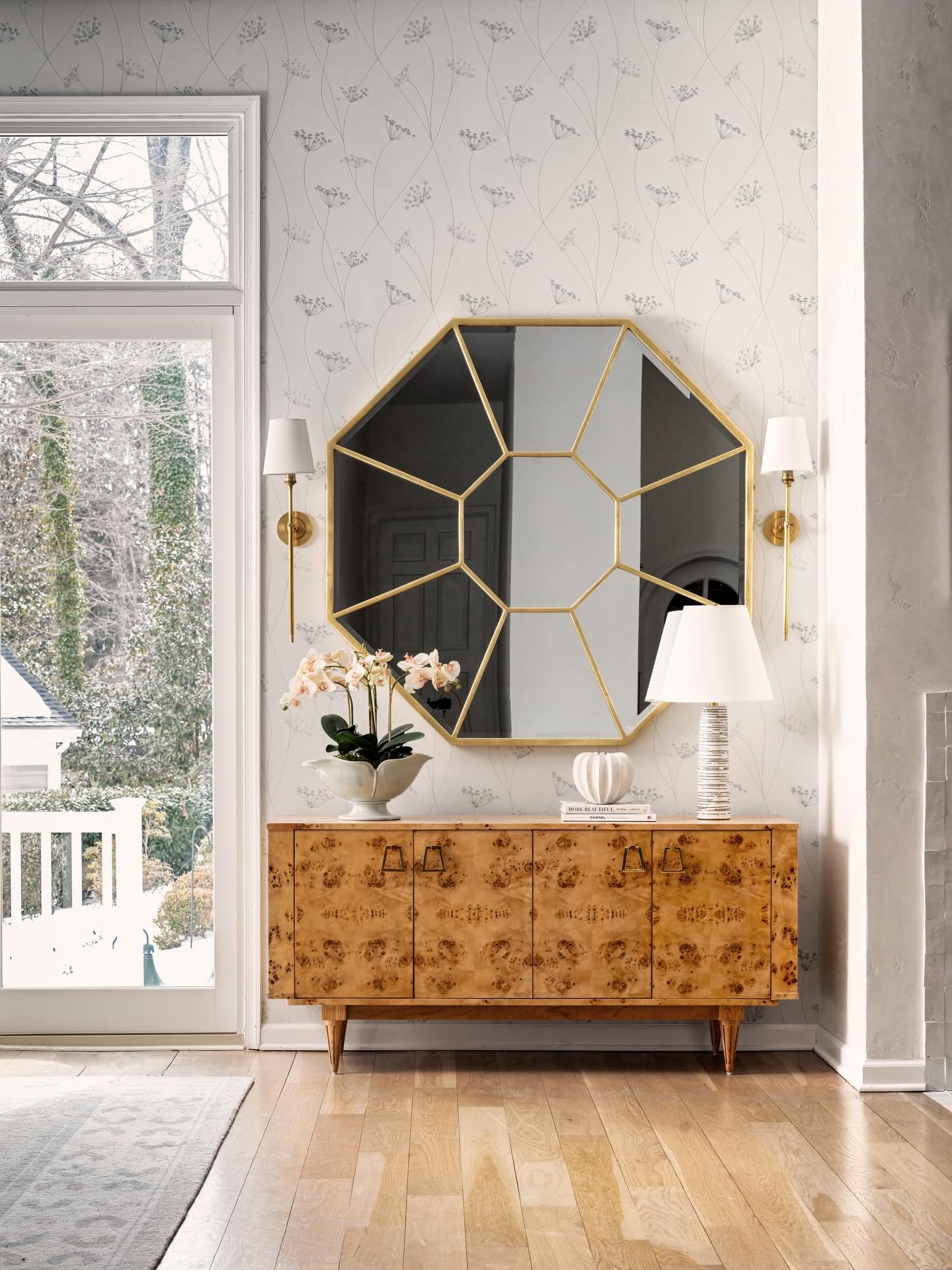 The best of this home redesign in one spot ✨

Designer: @jennlcameron 
📸: @andyschwartz_

#transitionalhome #howyouhome #marylandhomes #ilovecolor #southernliving