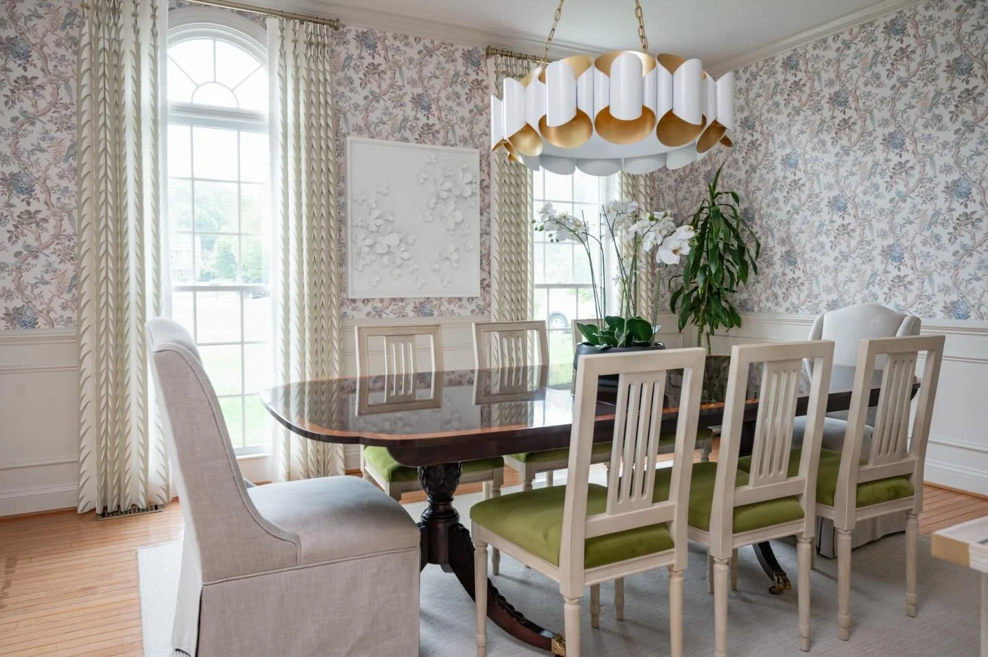 DINING ROOM highlights showcasing color, pattern, texture, and timeless charm ✨

Designer: @jennlcameron 
📸: @whitneywassonphoto 

#diningroominspo #transitionaldesign #marylandhomes #ilovecolor